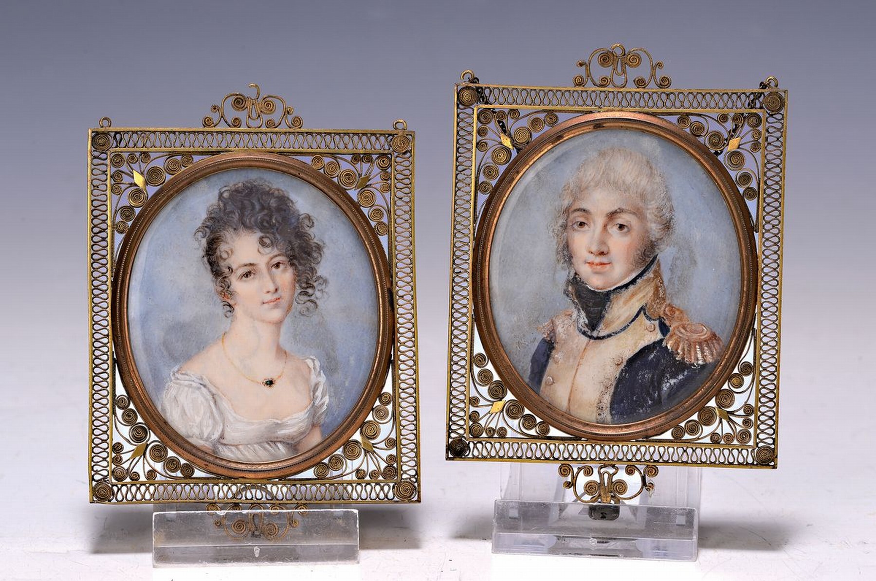 Detail k: Zwei Miniaturmalereien, wohl Frankreich, um 1780-1810, Gouachemalerei auf Elfenbein, Edelmann und Dame im weißen Kleid, rückseitig mit Monogramm, ...