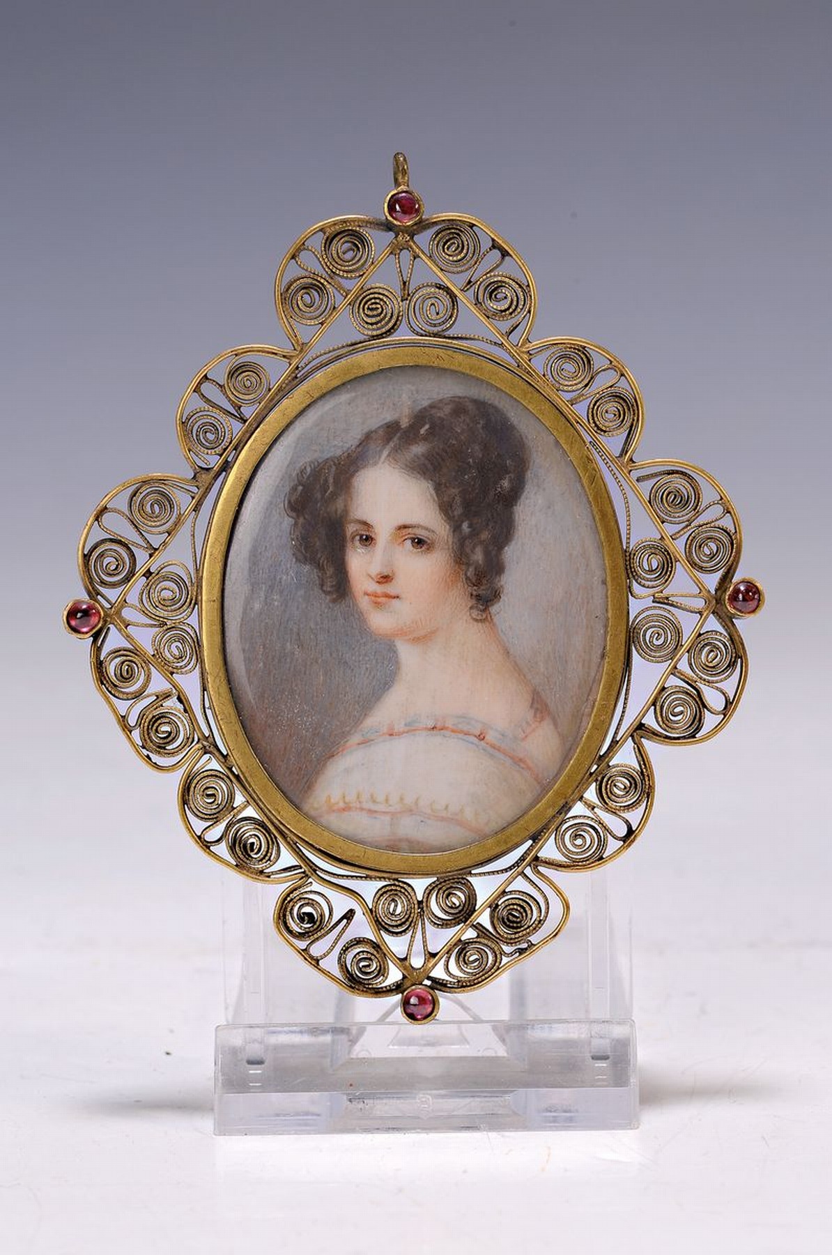 Detail k: Miniaturmalerei, deutsch, um 1830, feine Gouachemalerei auf Elfenbein, Damenporträt, Rahmen mit Filigranarbeit, roter Steinbesatz, 8.5x6.5 cm, ...