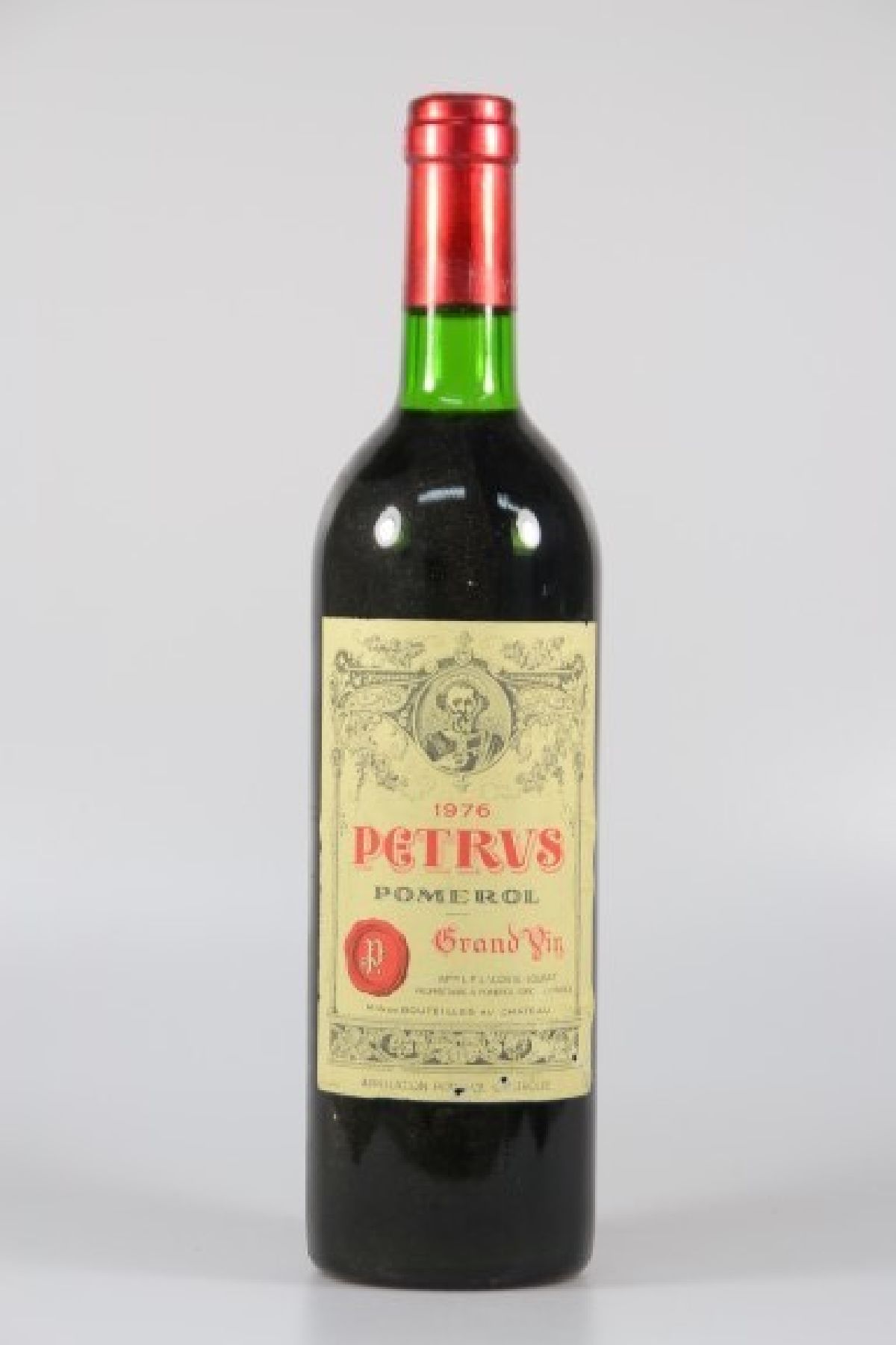 1 Flasche Petrus 1976, Pomerol, Grand Vin, 75cl, orig. verkorkt und unverkostet, upper mid shoulder