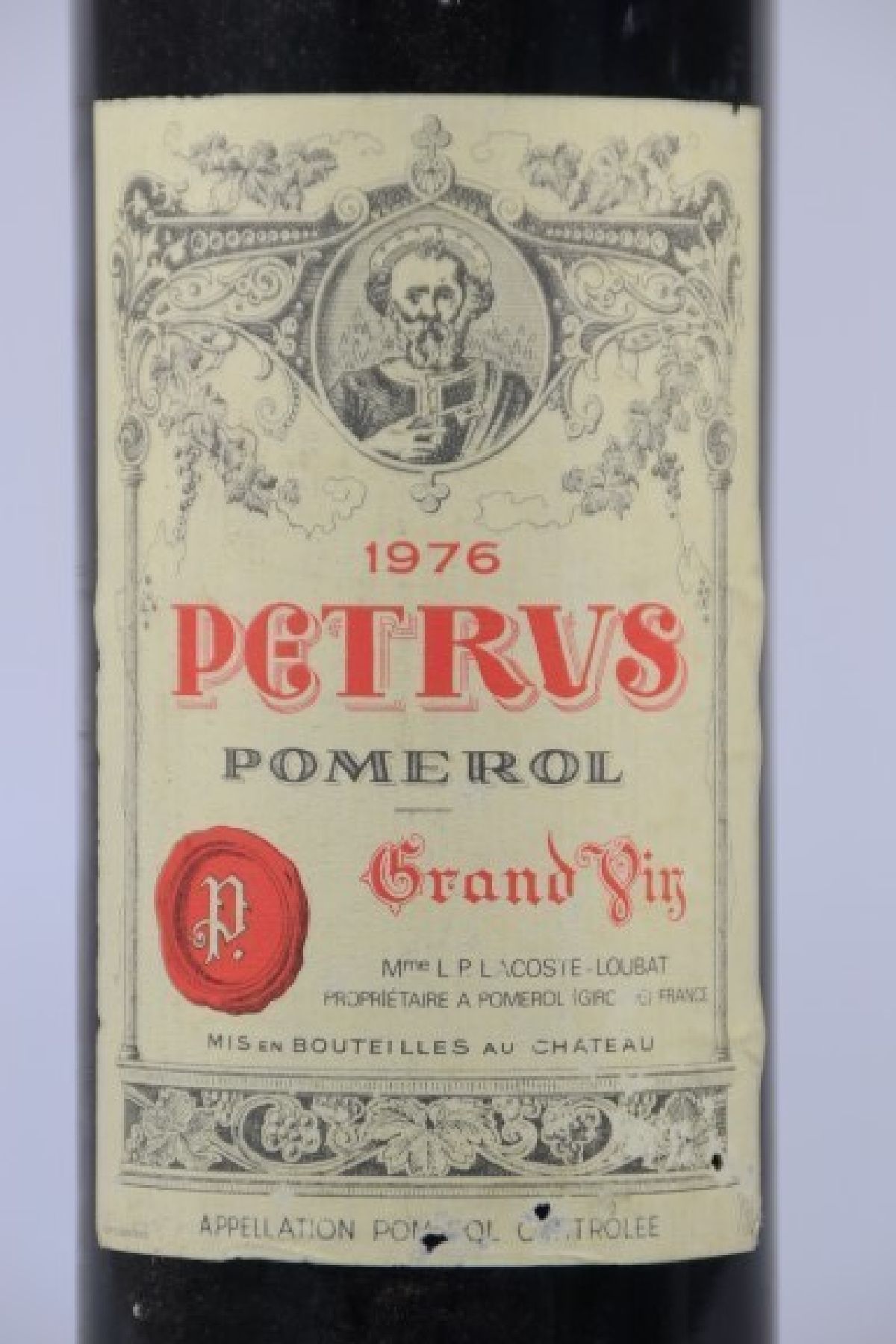 Detail a: 1 Flasche Petrus 1976, Pomerol, Grand Vin, 75cl, orig. verkorkt und unverkostet, upper mid shoulder