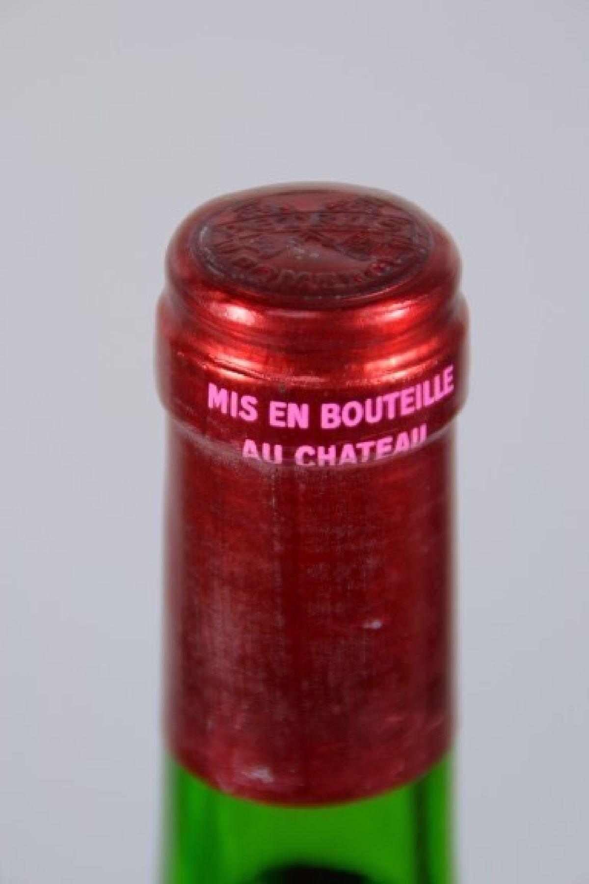 Detail b: 1 Flasche Petrus 1976, Pomerol, Grand Vin, 75cl, orig. verkorkt und unverkostet, upper mid shoulder