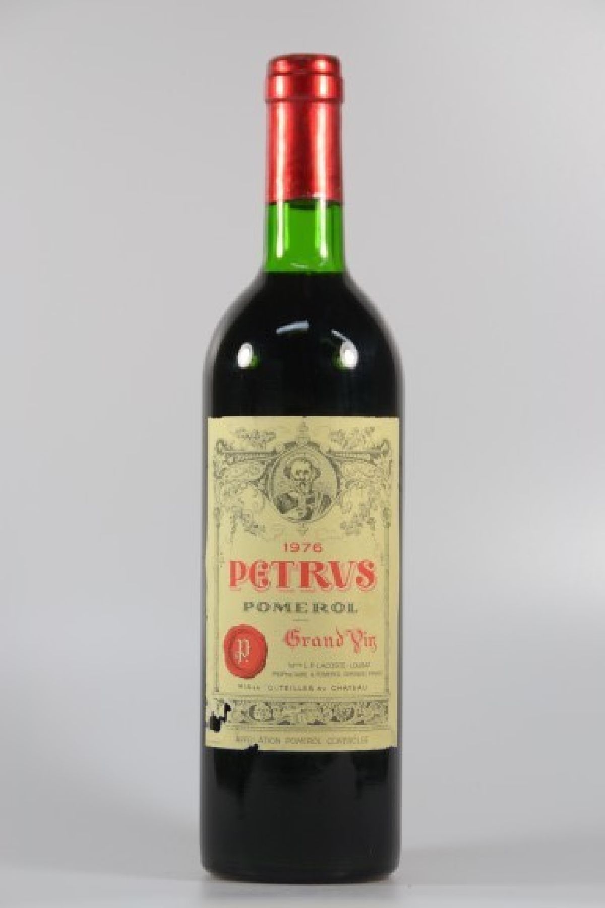 1 Flasche Petrus 1976, Pomerol, Grand Vin, 75cl, orig. verkorkt und unverkostet, upper mid shoulder