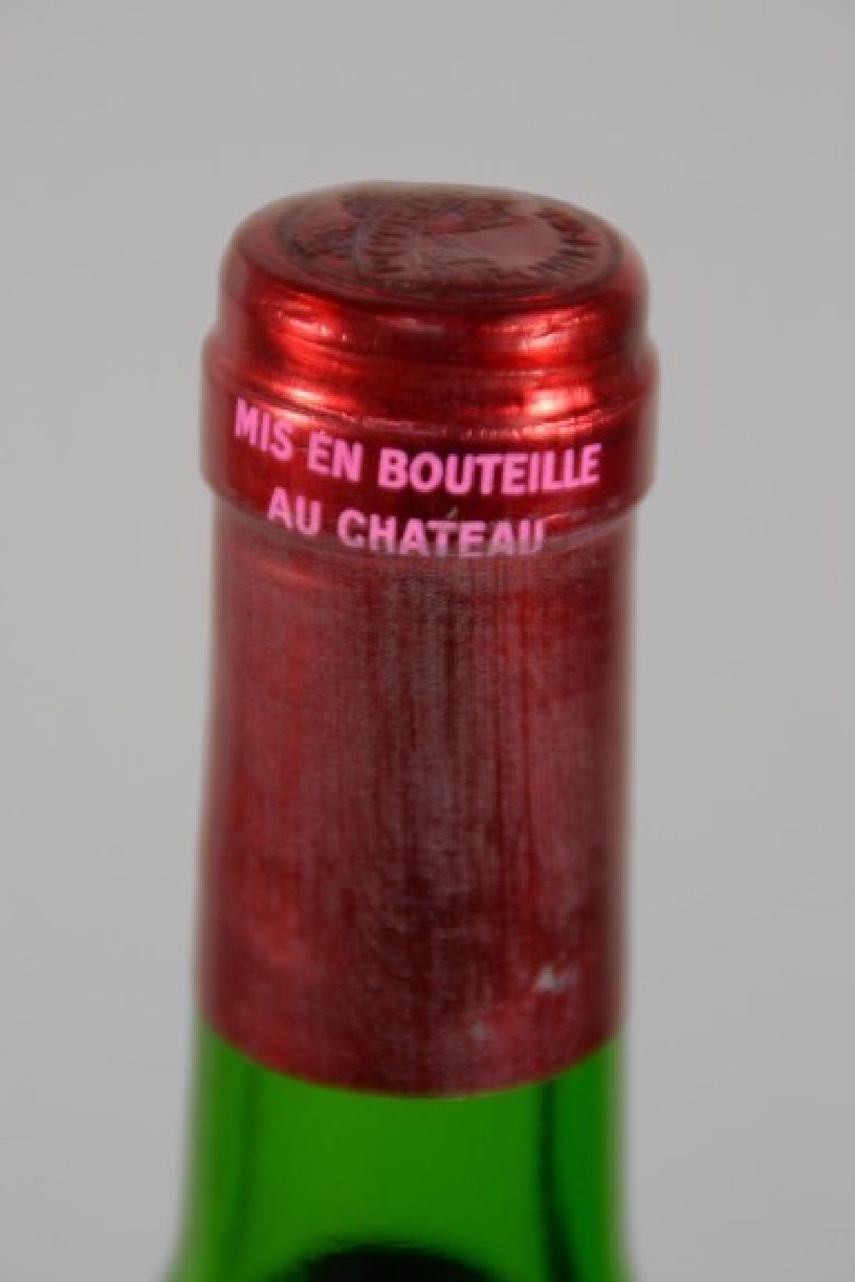 Detail b: 1 Flasche Petrus 1976, Pomerol, Grand Vin, 75cl, orig. verkorkt und unverkostet, upper mid shoulder