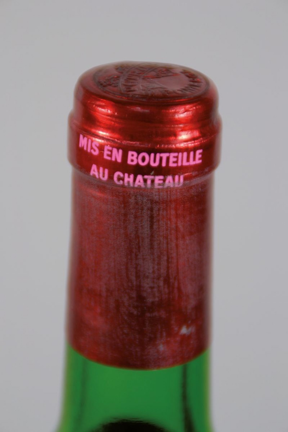 Detail c: 1 Flasche Petrus 1976, Pomerol, Grand Vin, 75cl, orig. verkorkt und unverkostet, upper mid shoulder