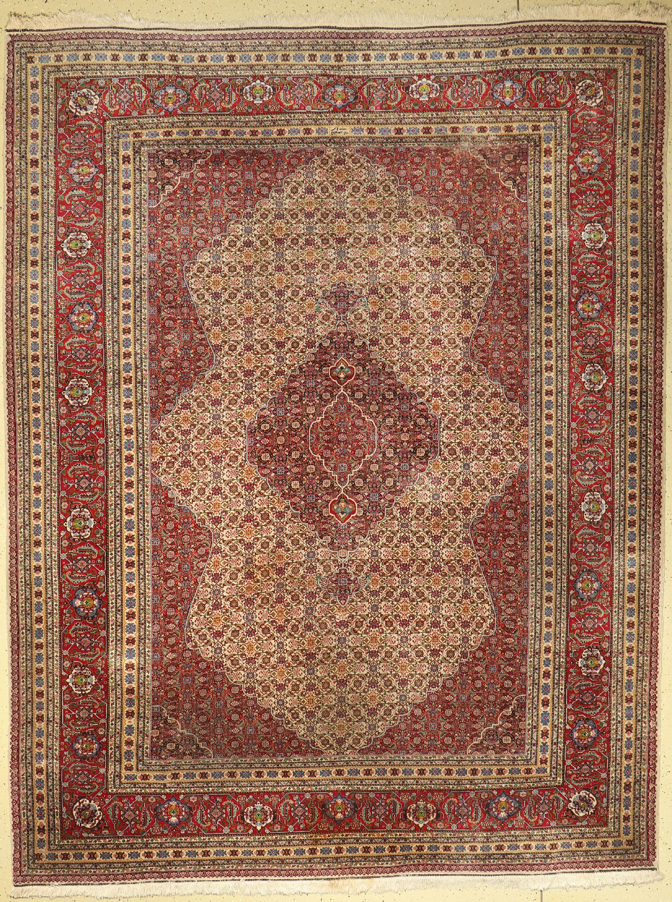 Täbriz fein, Persien, ca. 60 Jahre, Korkwolle, ca. 322 x 245 cm, Leichte Gebrauchsspuren, Mottefraß an den Rändern, Fleckig