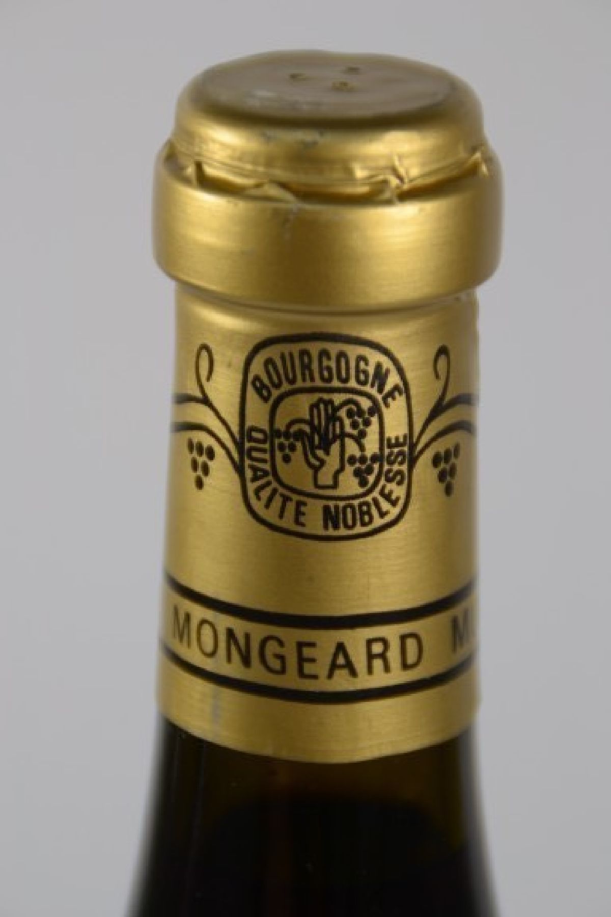 Detail b: 1 Flasche 1988 Echezeaux, Grand Cru vieille vigne, Domaine Mongeard-Mugneret a Vosne- Romanée, Cote d'Or, 750ml, into neck