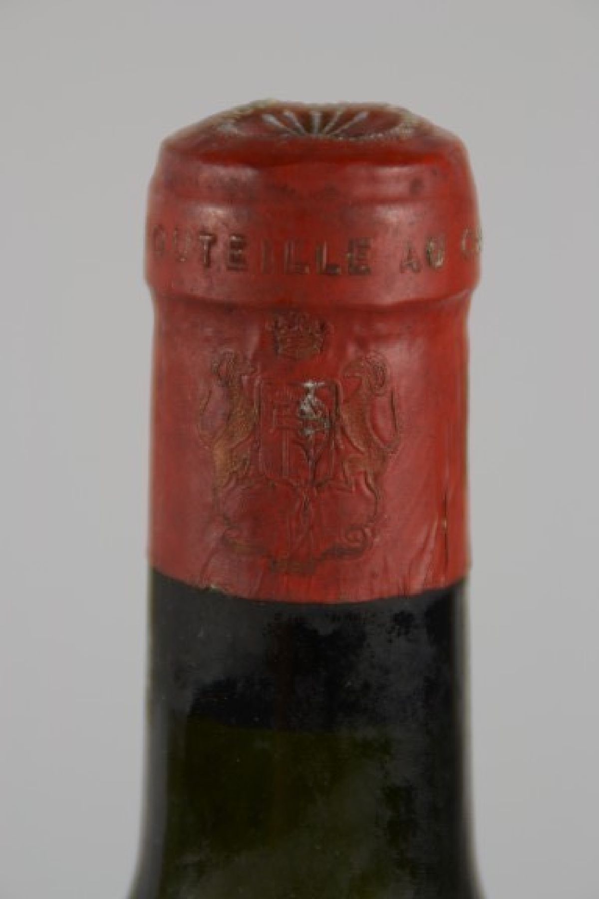 Detail b: 1 Flasche Chateau Mouton Rothschild 1934, Medoc, 75cl, orig. verkorkt, unverkostet, lower mid shoulder