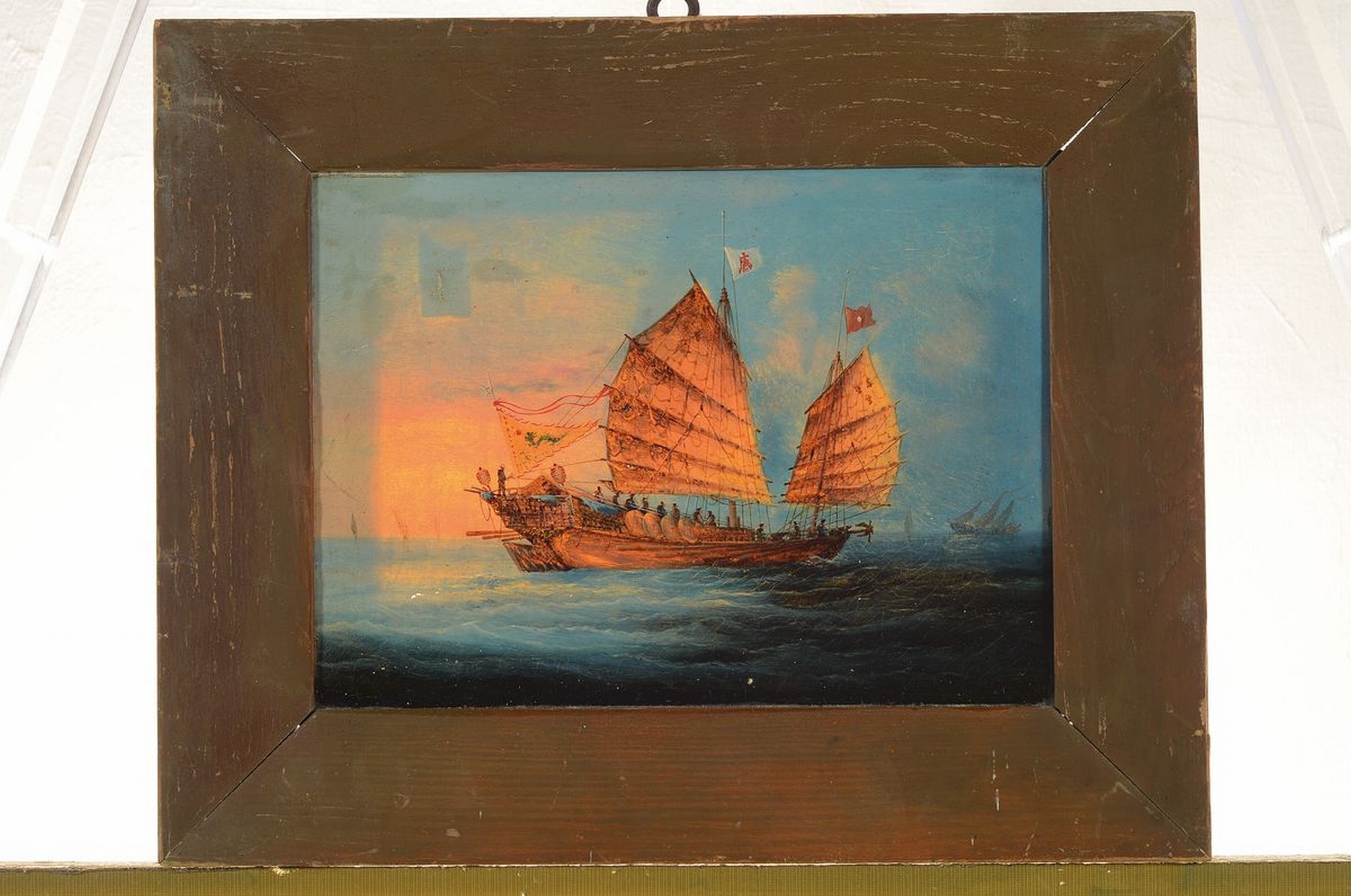 Detail k: Yee Cheong, chinesischer Künstler, 19. Jh., Paar chinesische Kapitänsbilder der kaiserlichen Marine, um 1860/80, Dschunke mit Drachenfahne u. ...