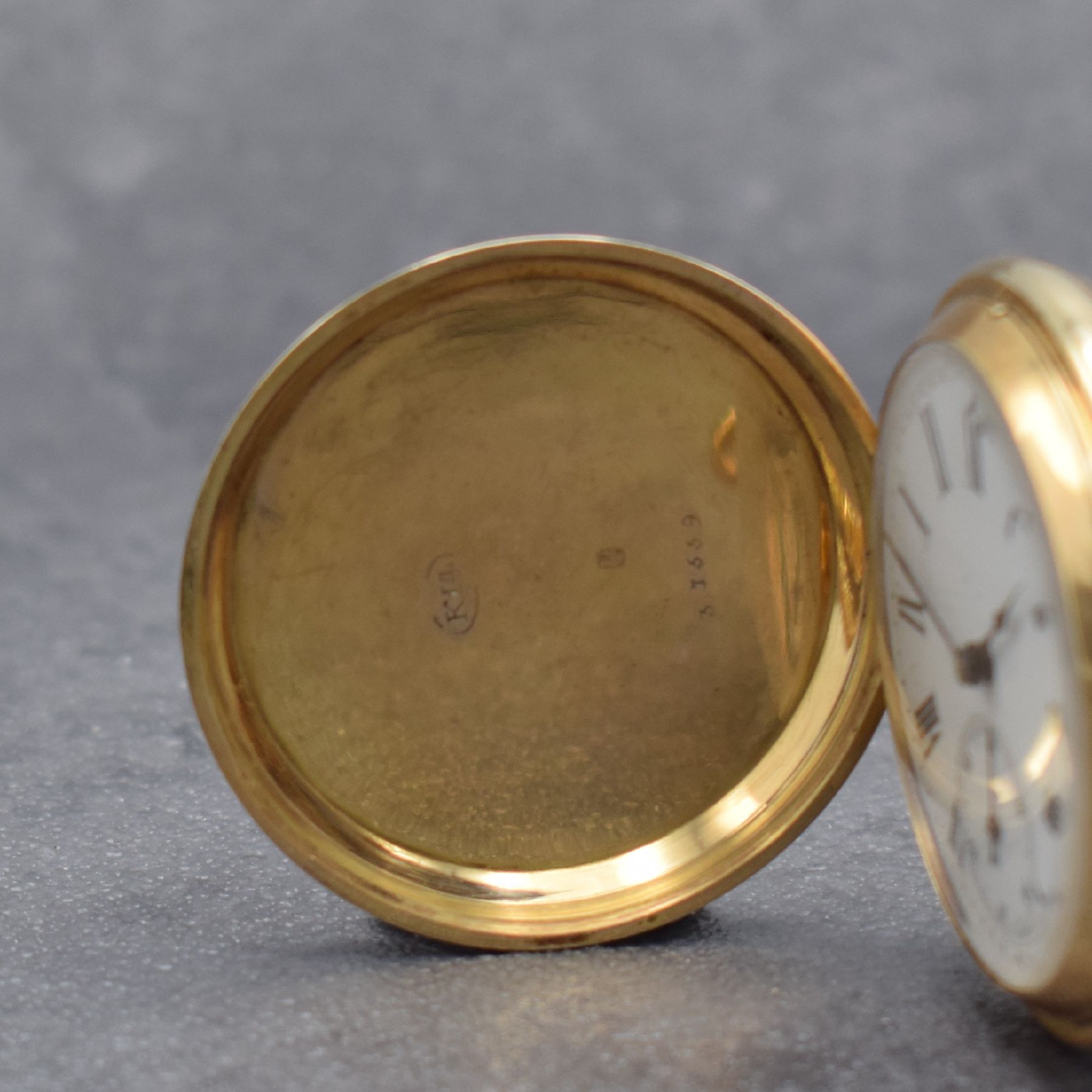Detail a: MONARD GENEVE Savonette Herrentaschenuhr in RG 585/000, Schweiz um 1880, an späterer GG 585/000 Kette, 3-Deckel Goldgeh. dell., versetzte ...