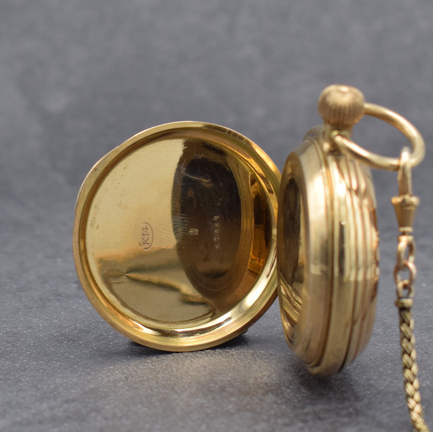 Detail d: MONARD GENEVE Savonette Herrentaschenuhr in RG 585/000, Schweiz um 1880, an späterer GG 585/000 Kette, 3-Deckel Goldgeh. dell., versetzte ...