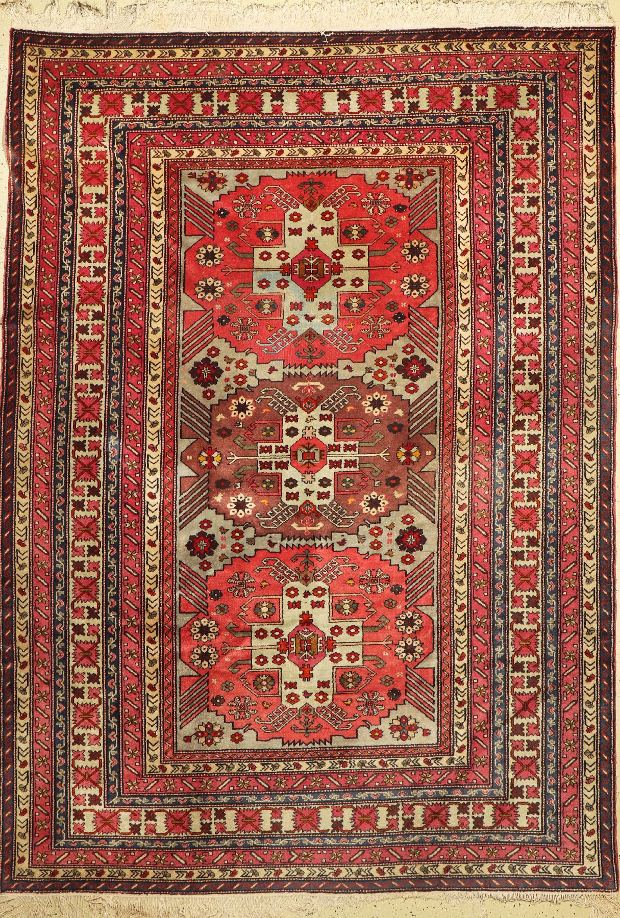 Eriwan alt, Rußland, ca. 60 Jahre, Wolle auf Baumwolle, ca. 290 x 207 cm, EHZ: 2 (Mottenfraß an den Rändern).