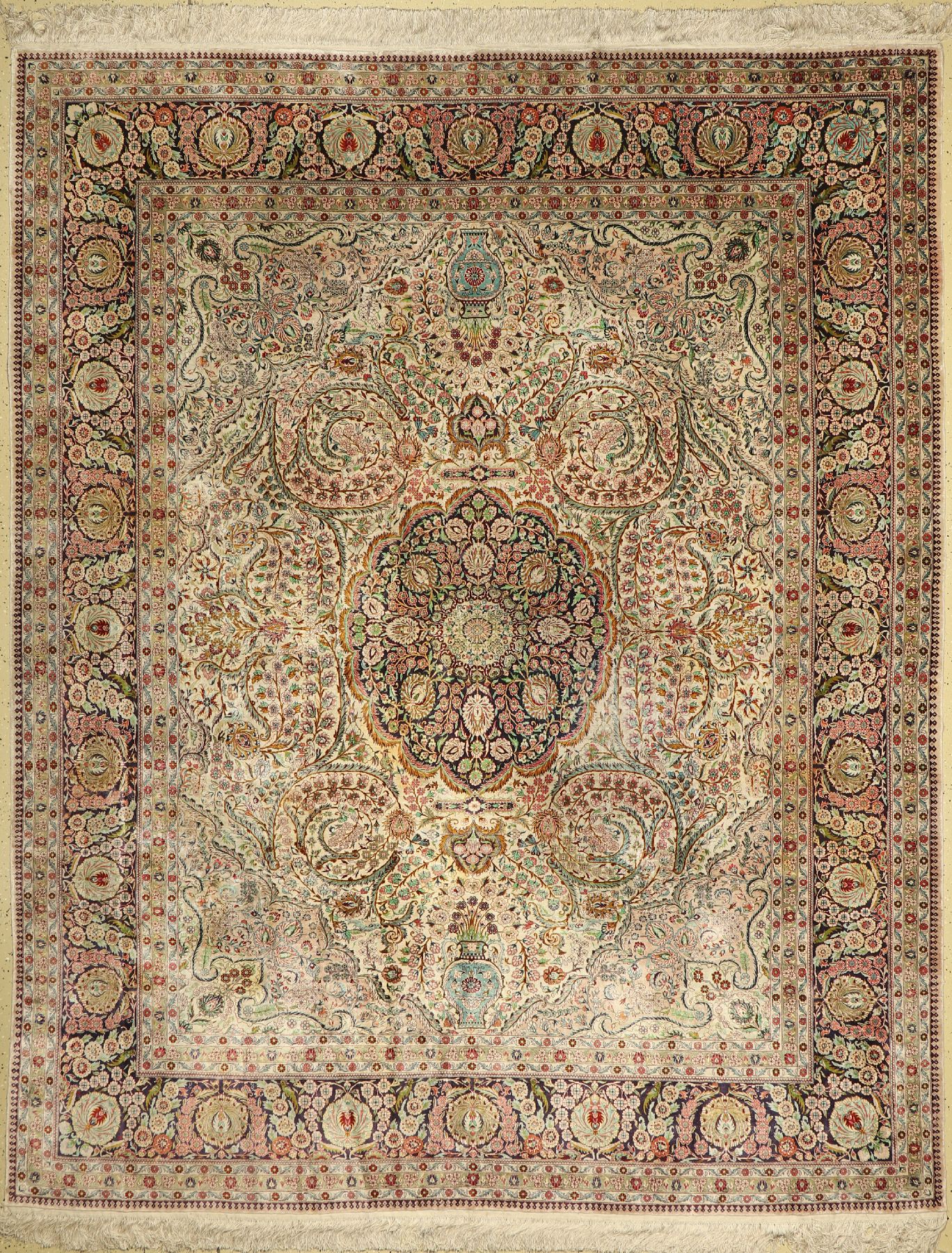 Hereke Seide fein, China, ca. 40 Jahre, reine Naturseide, ca. 311 x 252 cm, Mittlere Gebrauchsspuren, verschmutzt