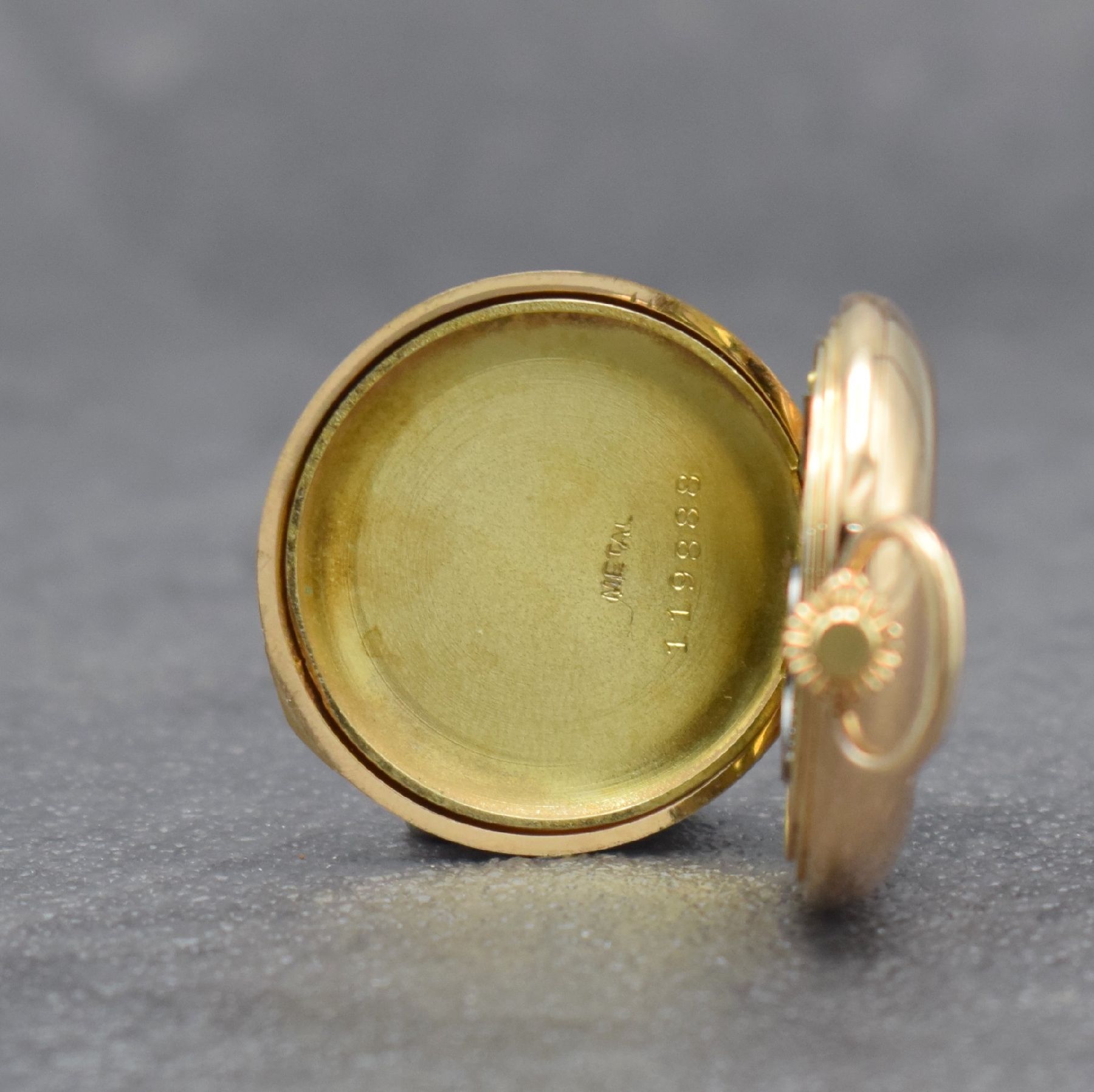 Detail l: 2 Taschenuhren: 1.) Damensavonette in RG 585/000 & 2.) LONGINES Taschenuhr in Silber, Schweiz um 1900, 1.) 2-Deckel Goldgeh. dell., Emailzifferbl. m. ...