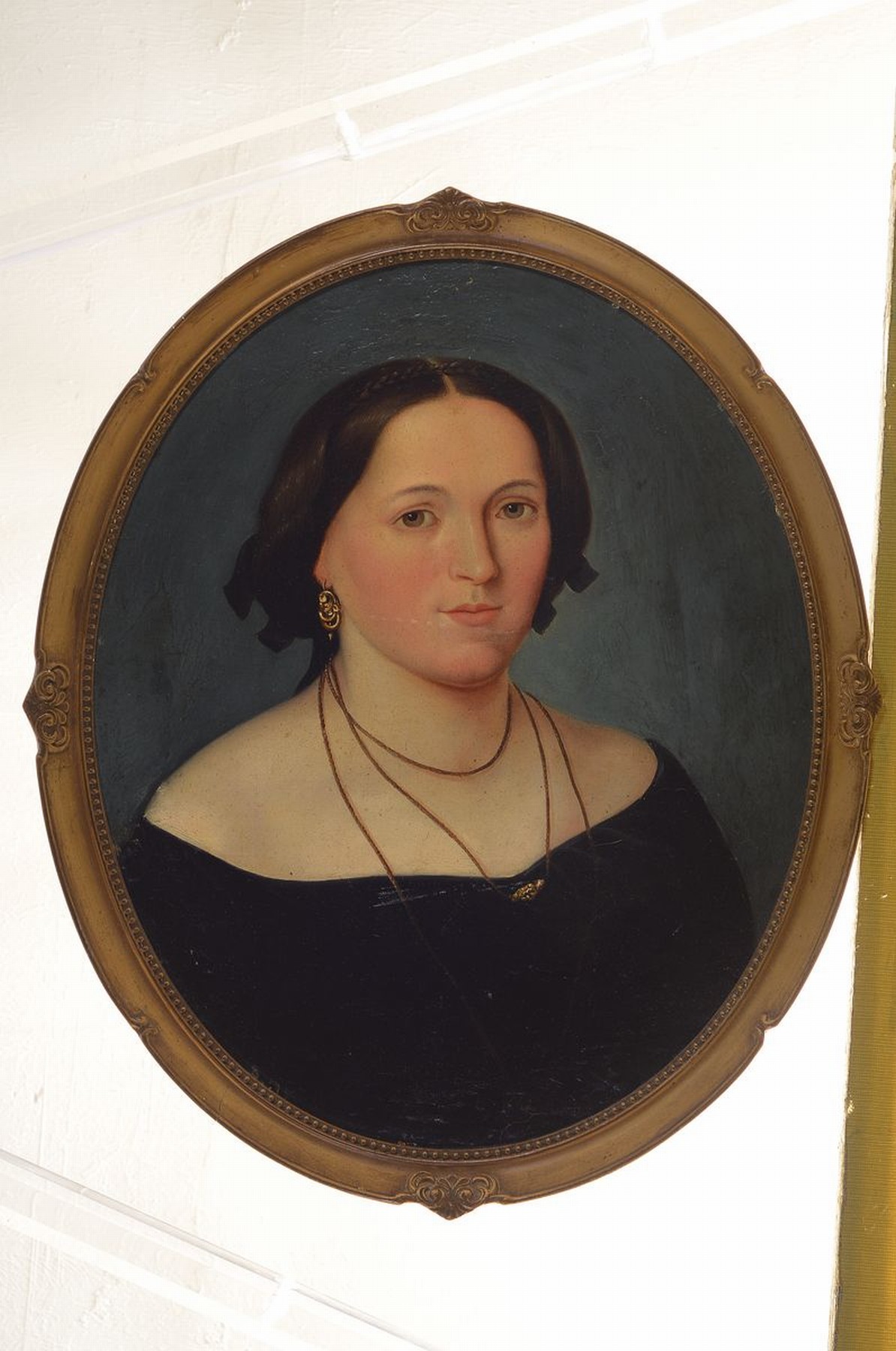 Detail k: Paar Biedermeierporträts, deutsch, um 1840, Mann und Frau, Öl/Lwd/Malkarton, unsigniert, rest., im Oval je ca. 40x32cm, R. ca. 43x36cm