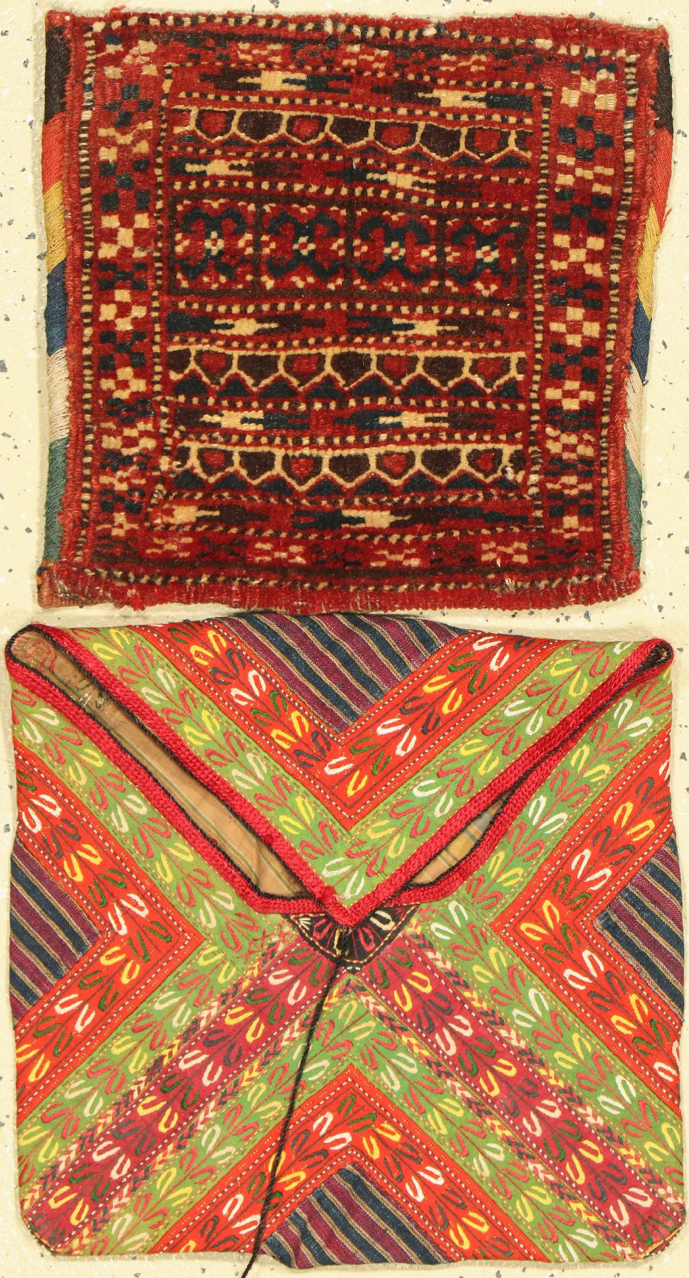 Konvolut Turkmenische Korantasche und Seltene Jomud Tasche, Turkmenistan um 1900. Seidenstickerei auf Filz, Wolle/Wolle. ca. 38 x 35cm, 32 x 32cm. ...