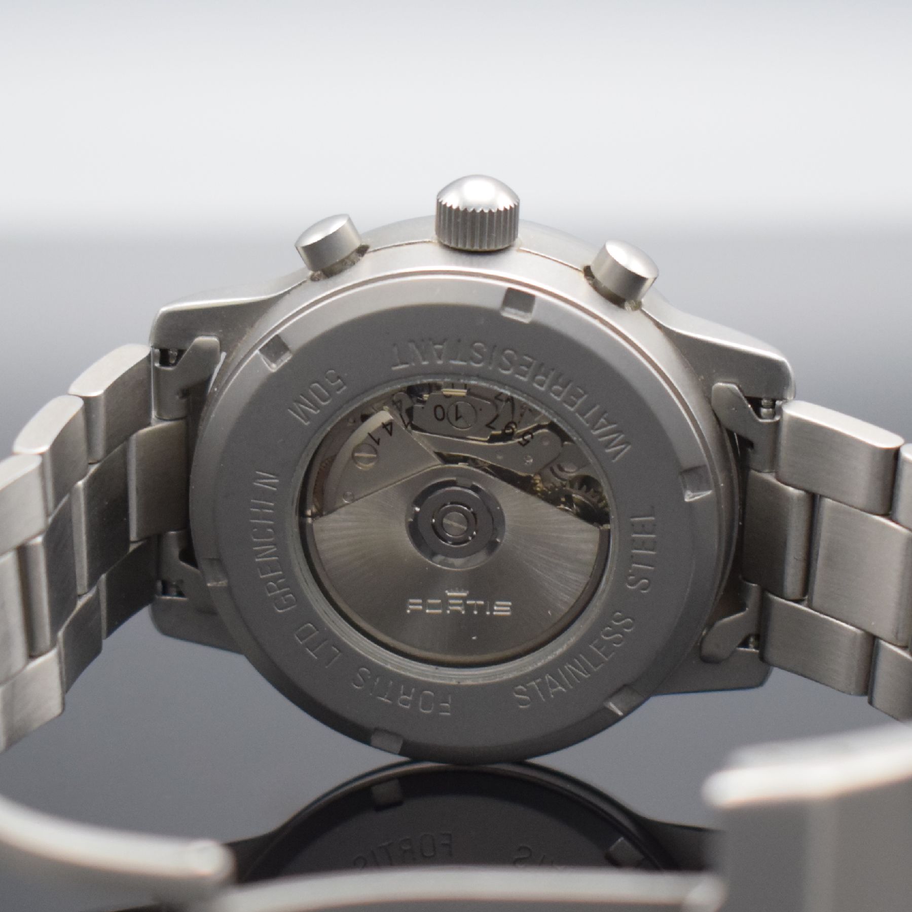 Detail e: FORTIS Herrenarmbanduhr mit Chronograph, Schweiz um 1995, Automatik, beids. vergl. Gehäuse, Boden geschr., Gliederband m. Faltschl., schwarzes ...