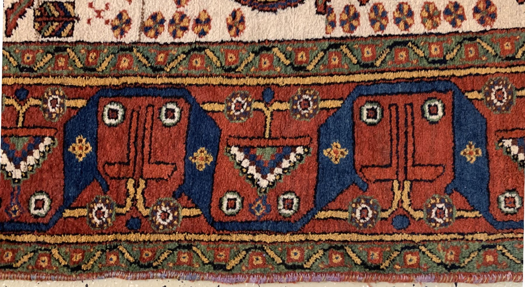 Detail b: Weißgrundiger antiker Afschar, Persien, um 1910, Wolle geknüpft auf Baumwolle, ca. 196 x 142 cm, EHZ:2(guter Zustand).
