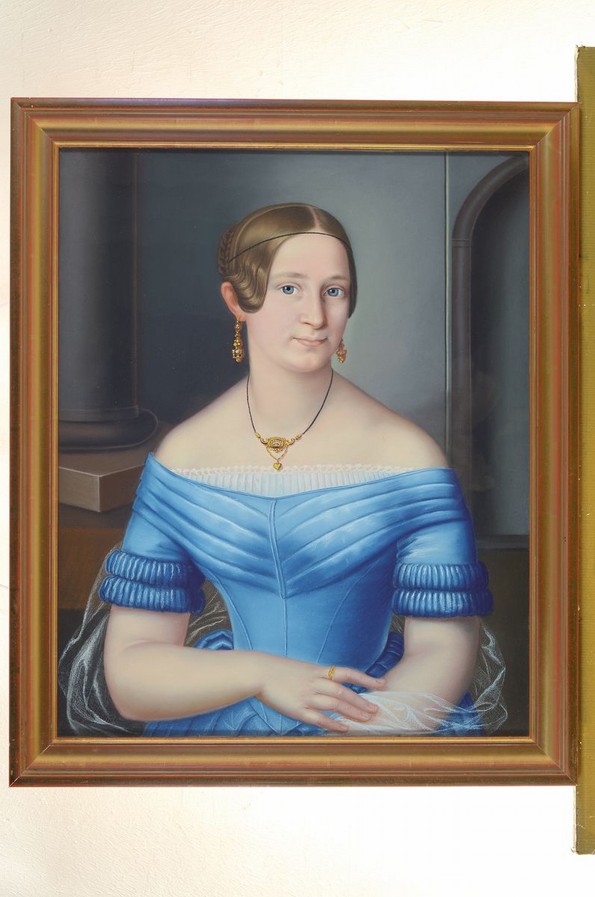 Biedermeierporträt, deutsch, um 1835, Pastell, junge Frau im blauen Kleid, Halskette und Ohrgehänge und Ring, Pastell/ Papier, ca. 56 x 45 cm, ...