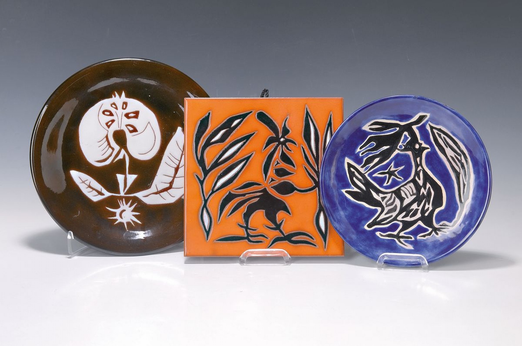 Jean Lurcat, 1892-1966, 3 Teile Keramik, 1x Fliese, Orangerot mit schwarz-weißem Dekor, ca. 20x20cm, 1x Teller, braun glasiert mit weißem Dekor, D. ...
