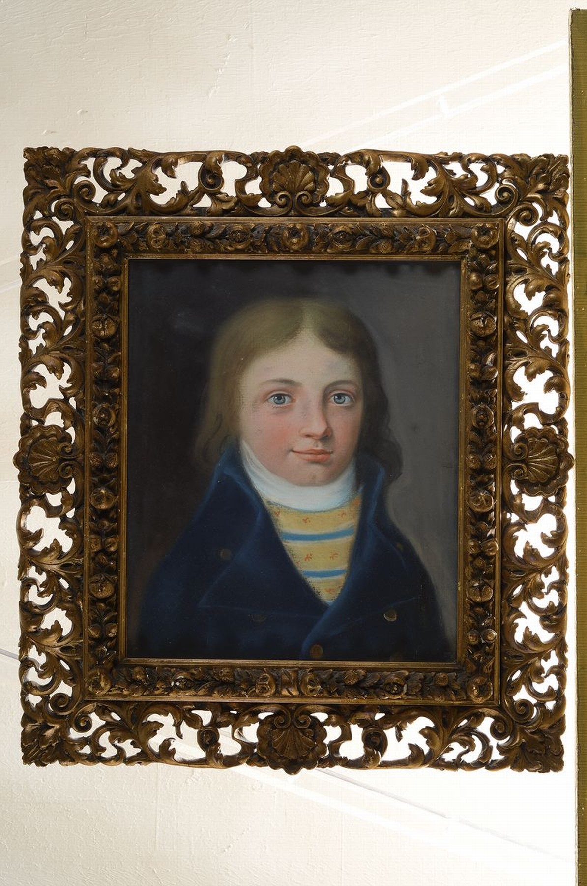 Detail k: Unbekannter Künstler des Biedermeier, deutsch, um 1840, Porträt eines jungen Mannes, Pastell auf Papier, ca. 34x28cm, goldfarbener gestuckter ...