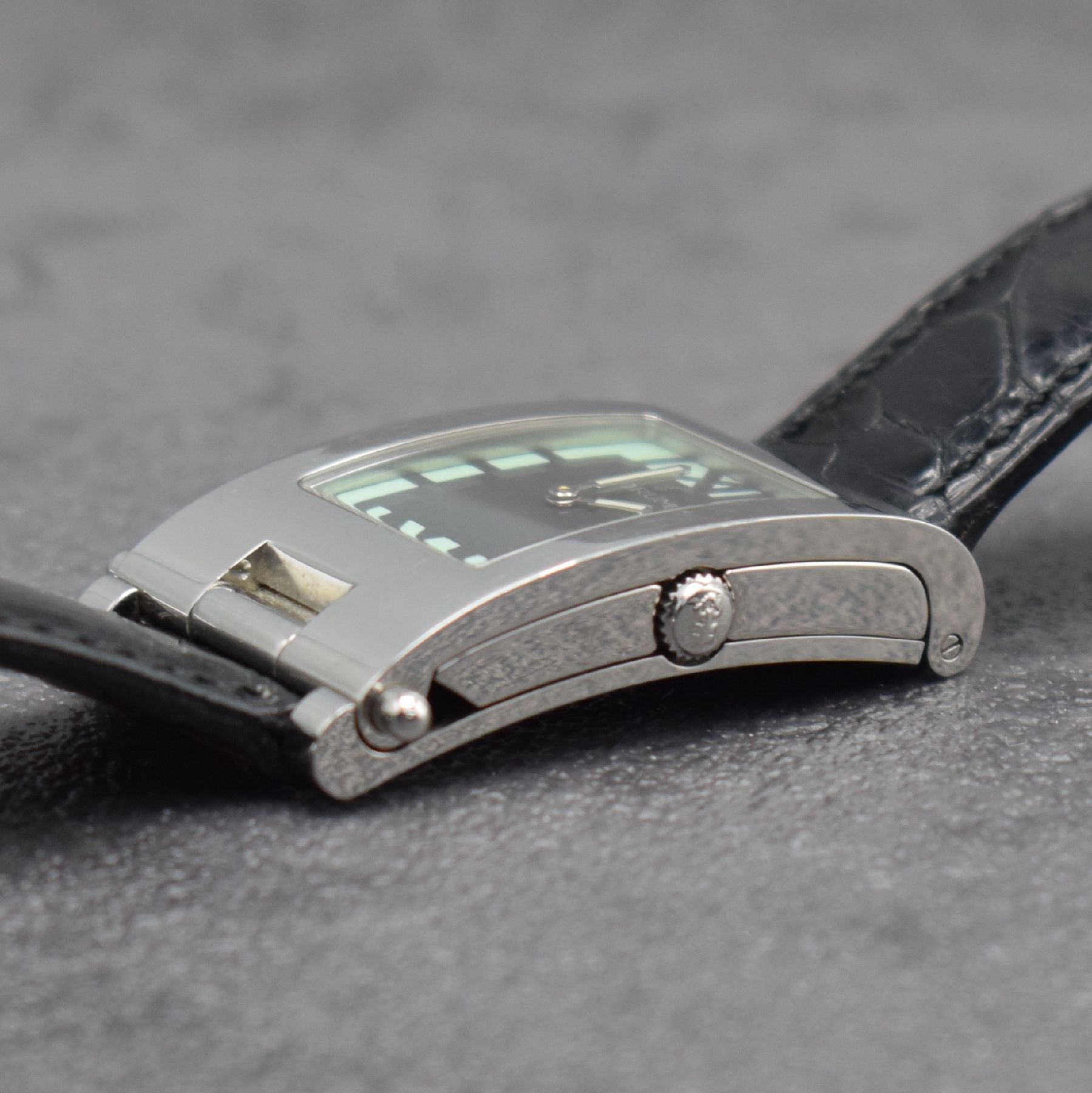 Detail e: CORUM Armbanduhr Serie Tabogan, Schweiz um 2000, Ref. 64.151.20, Edelstahlgeh. inkl. orig. Lederband m. orig. Dornschl., Oberteil zur Zeigerst. ...