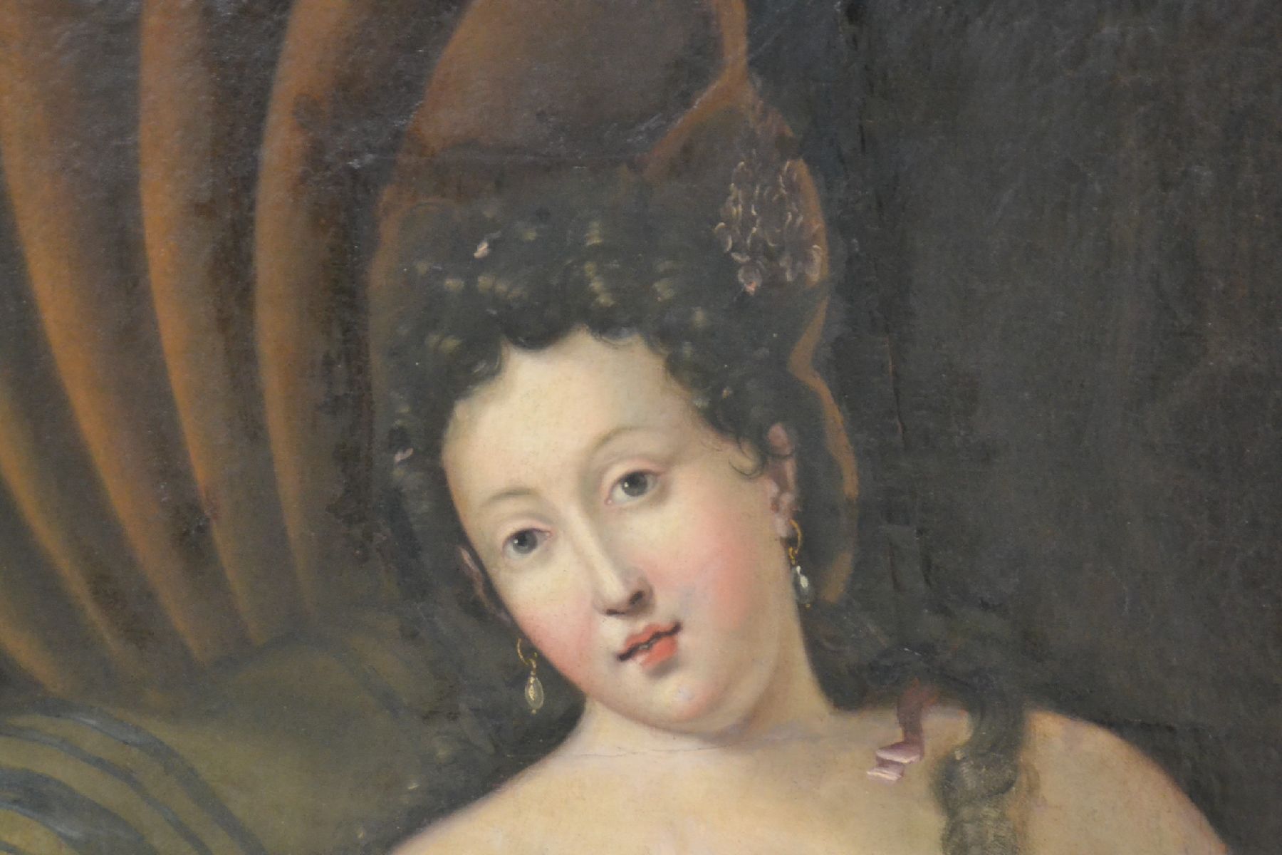 Detail e: Niederländischer Künstler des späten 18. u. frühen 19. Jh., Die Verführung, liegender weiblicher Akt mit Hündchen und Blumen, re. hinten ein ...