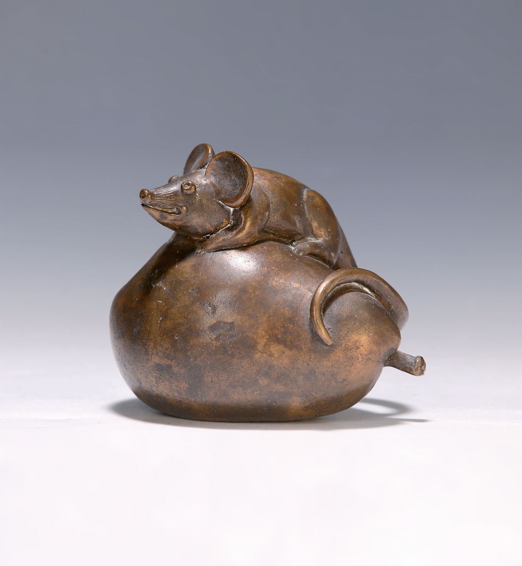 Gernot Rumpf, geb. 1941 Kaiserslautern, Bronzeskulptur, Maus auf Birne, monogrammiert, H. ca. 11cm