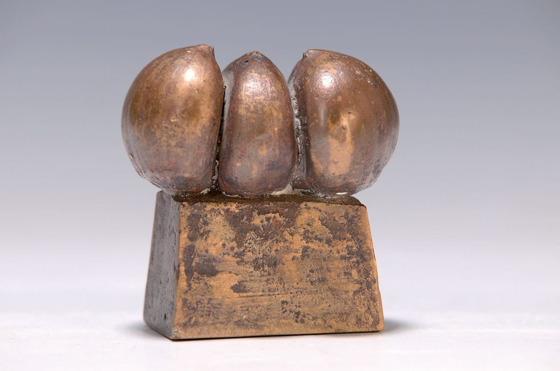 Gernot Rumpf, geb. 1941 Kaiserslautern, Kastanien, Bronzeskulptur, monogr., ca. 6cm