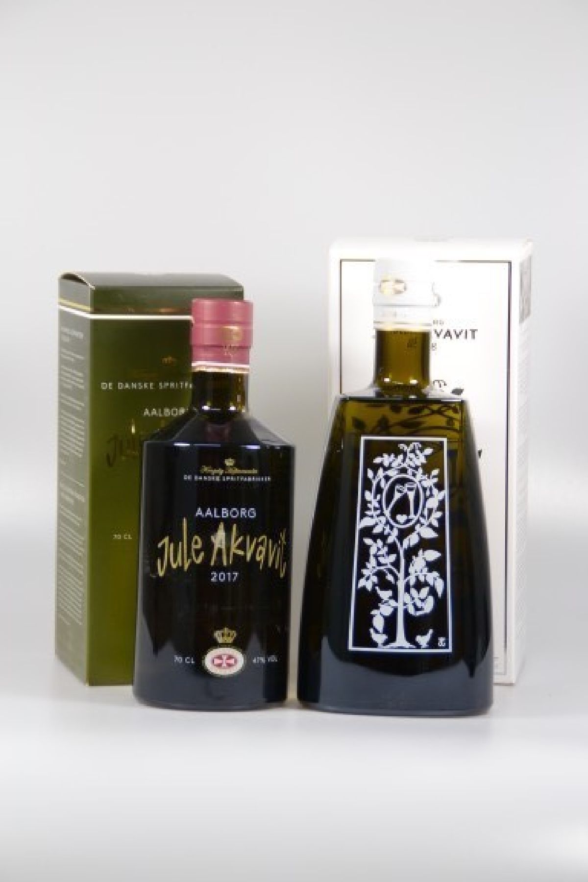 31 Flaschen Aalborg Jule Akvavit, Jahrgänge 1986-2018, (2010 fehlt aufgrund von firmenseitigem Rückruf), je ca. 70 cl, top shoulder u. besser, je ...