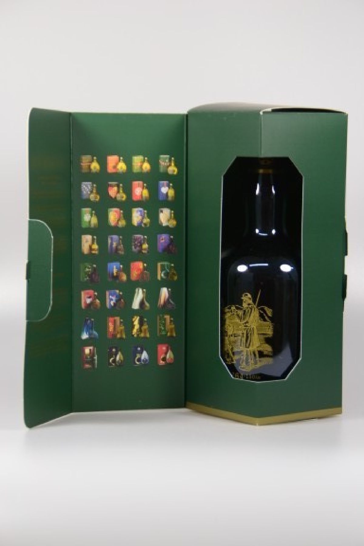 Detail a: 31 Flaschen Aalborg Jule Akvavit, Jahrgänge 1986-2018, (2010 fehlt aufgrund von firmenseitigem Rückruf), je ca. 70 cl, top shoulder u. besser, je ...