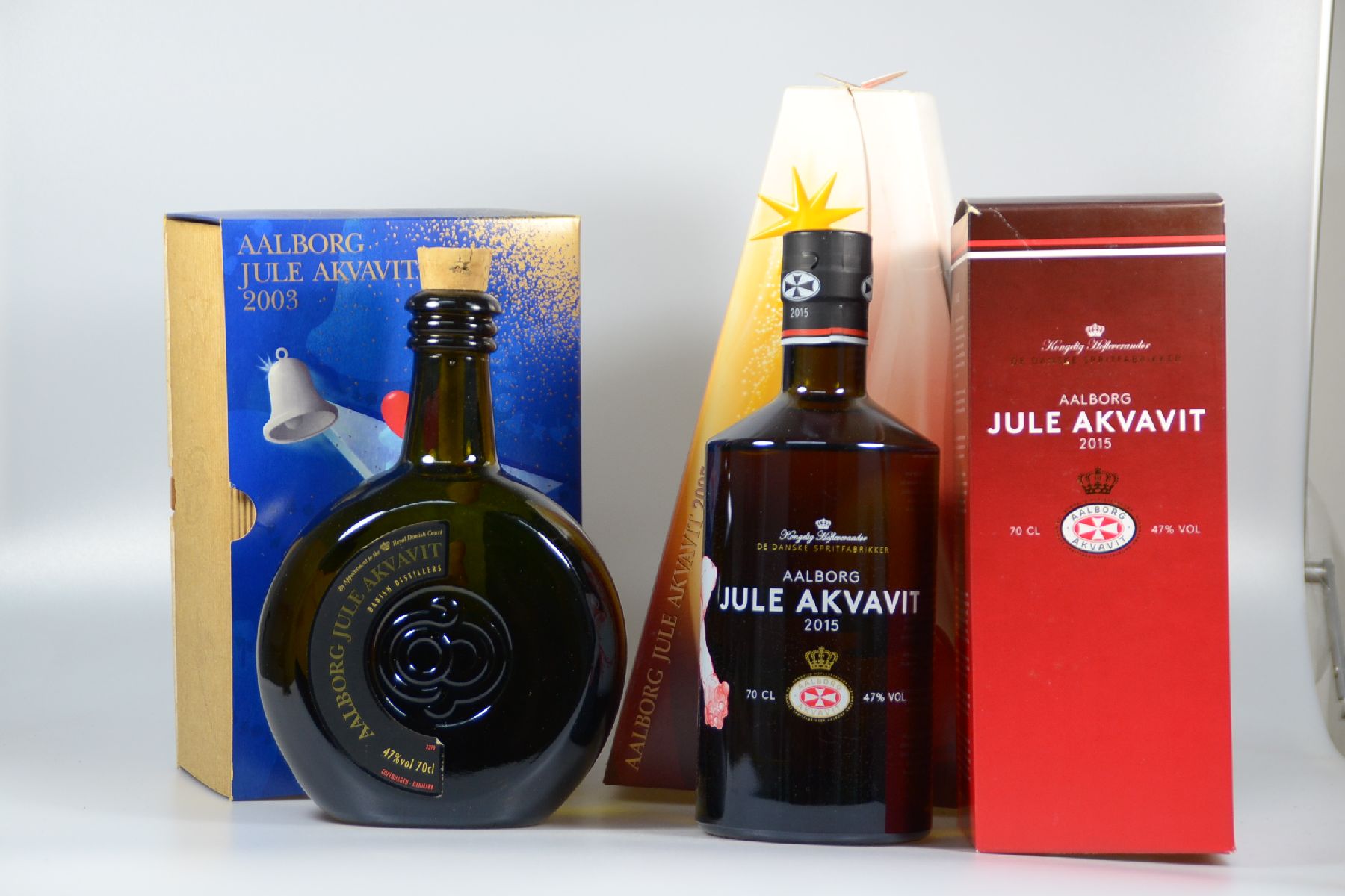 Detail d: 31 Flaschen Aalborg Jule Akvavit, Jahrgänge 1986-2018, (2010 fehlt aufgrund von firmenseitigem Rückruf), je ca. 70 cl, top shoulder u. besser, je ...