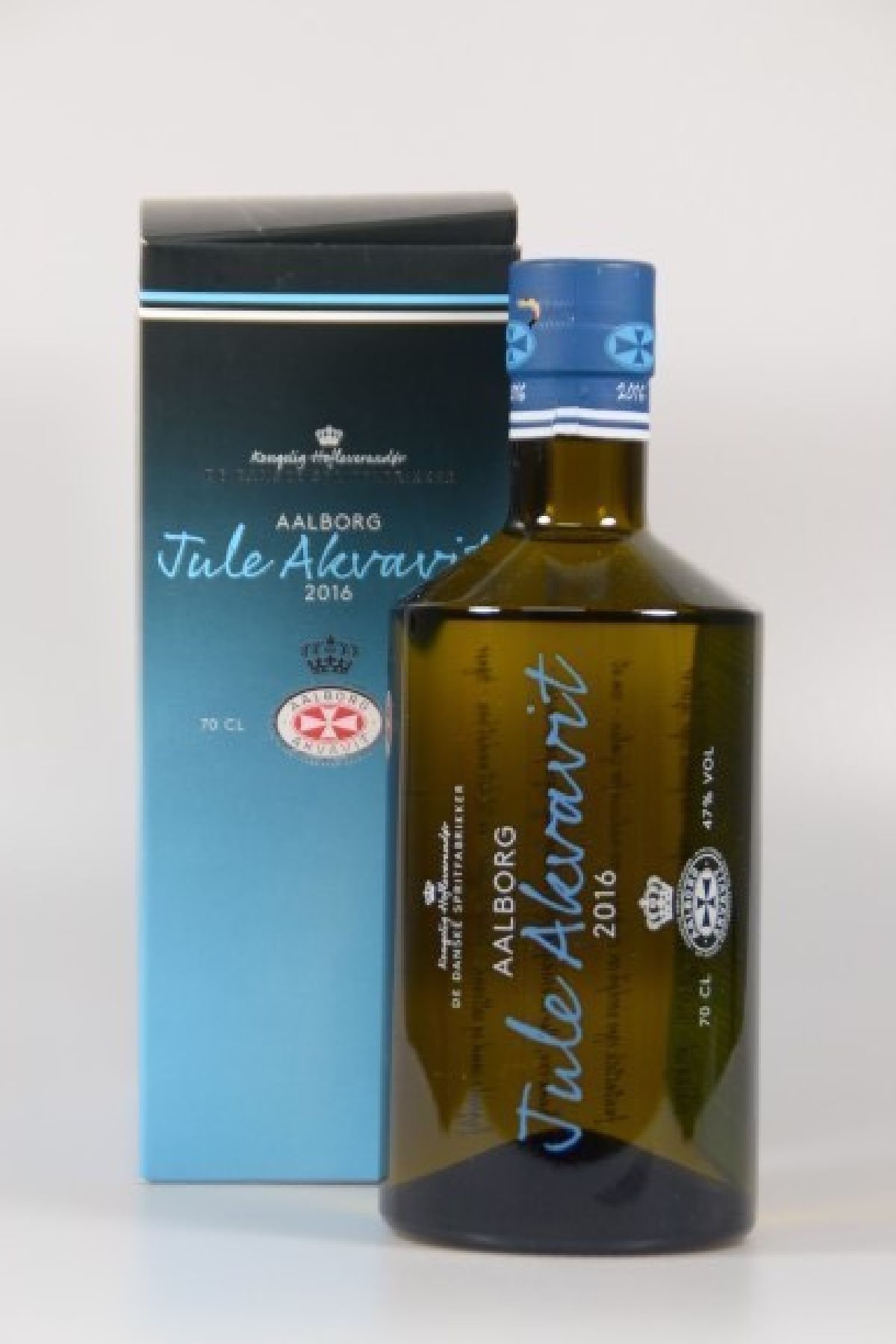 Detail e: 31 Flaschen Aalborg Jule Akvavit, Jahrgänge 1986-2018, (2010 fehlt aufgrund von firmenseitigem Rückruf), je ca. 70 cl, top shoulder u. besser, je ...