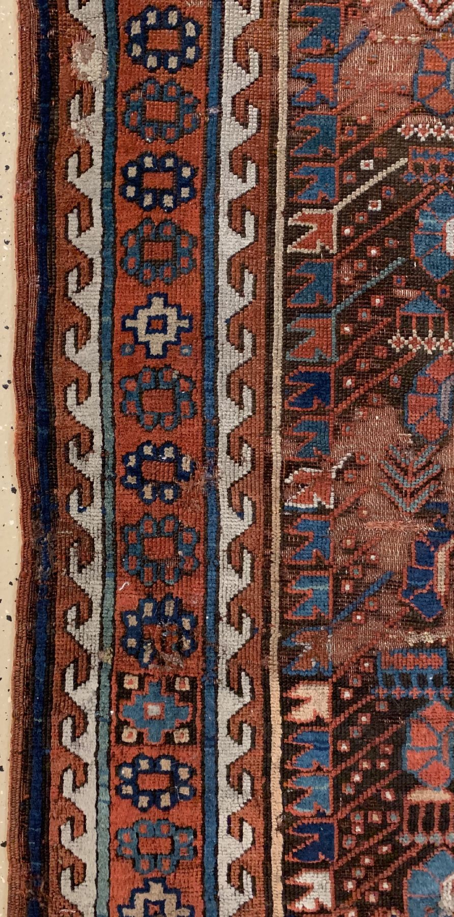Detail b: Saujbulagh antik, Persien, 19 Jhd, Wolle geknüpft auf Wolle, ca. 220 x 127 cm, EHZ: 4 (Altersbedingter Zustand).