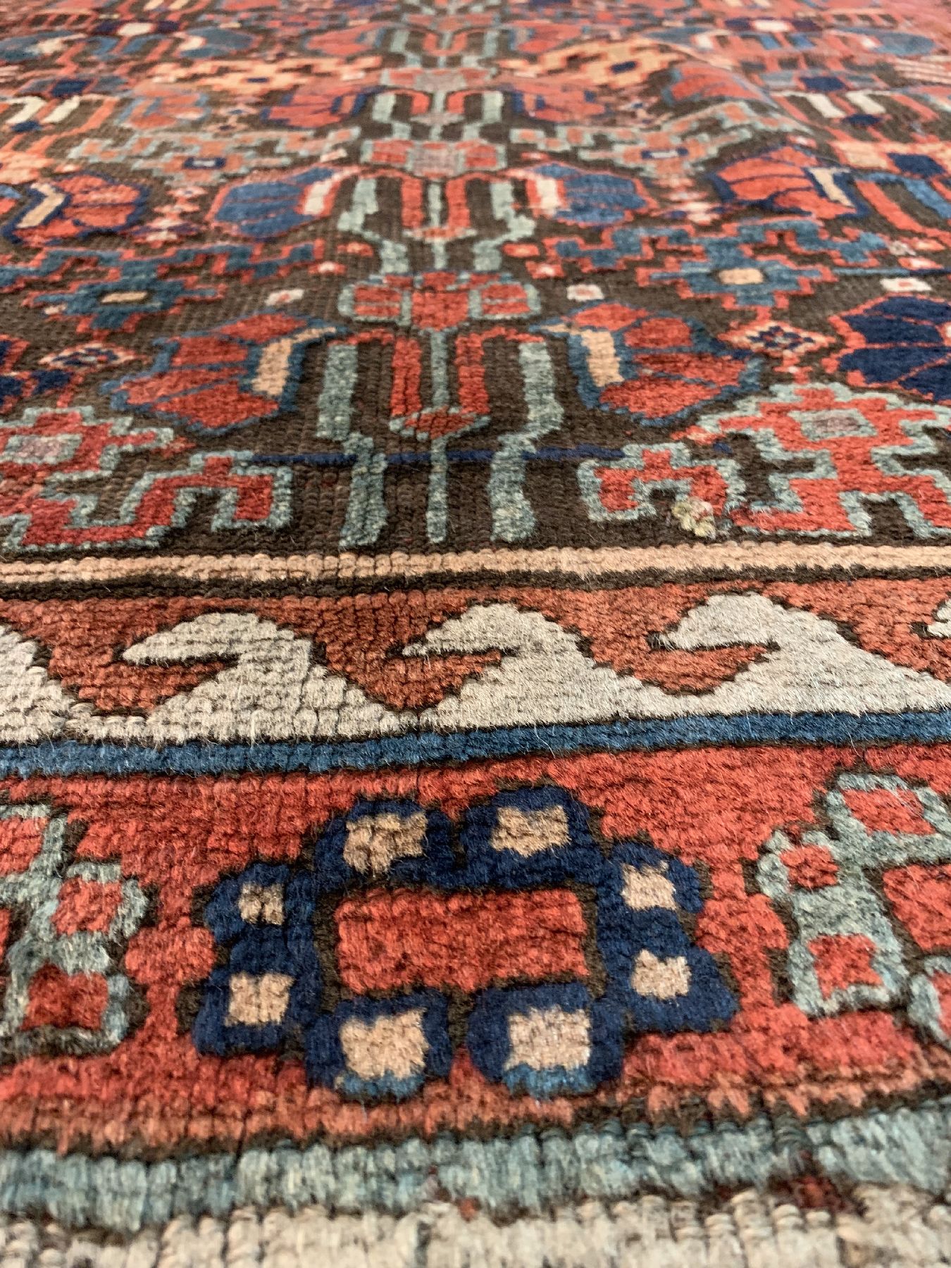 Detail c: Saujbulagh antik, Persien, 19 Jhd, Wolle geknüpft auf Wolle, ca. 220 x 127 cm, EHZ: 4 (Altersbedingter Zustand).