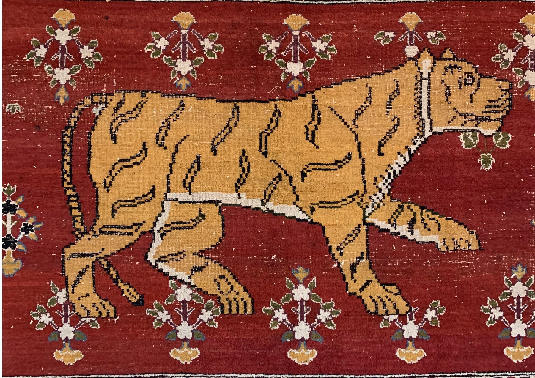 Detail a: Tigerteppich, Ostturkestan, um 1920, Wolle geknüpft auf Baumwolle,ca, 210 x 125 cm, EHZ:3-4(Altersbedingter Zustand)