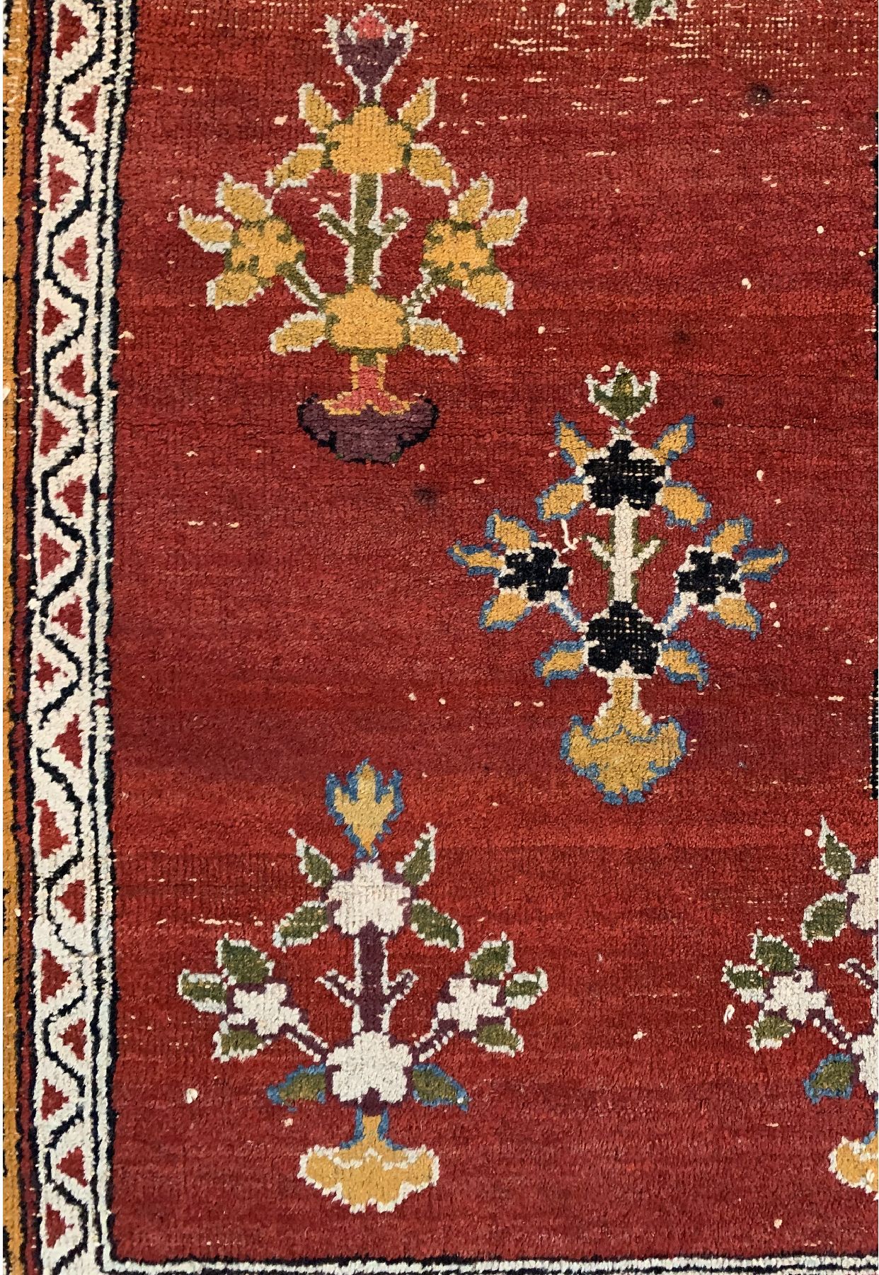 Detail b: Tigerteppich, Ostturkestan, um 1920, Wolle geknüpft auf Baumwolle,ca, 210 x 125 cm, EHZ:3-4(Altersbedingter Zustand)