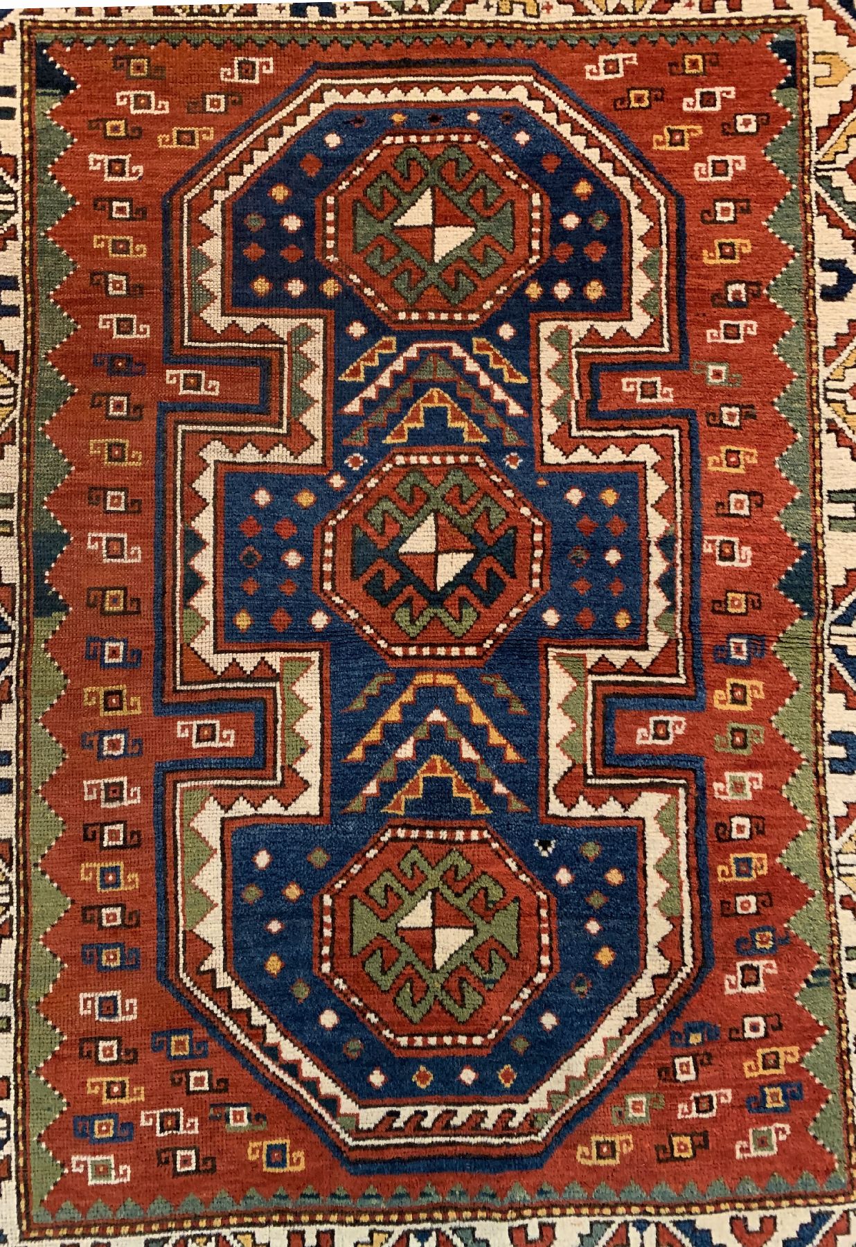 Detail a: Antiker Schildkazak, Kaukasus, um 1900, Wolle geknüpft auf Wolle, ca, 150 x 113 cm, EHZ: 2-3(guter Zustand).