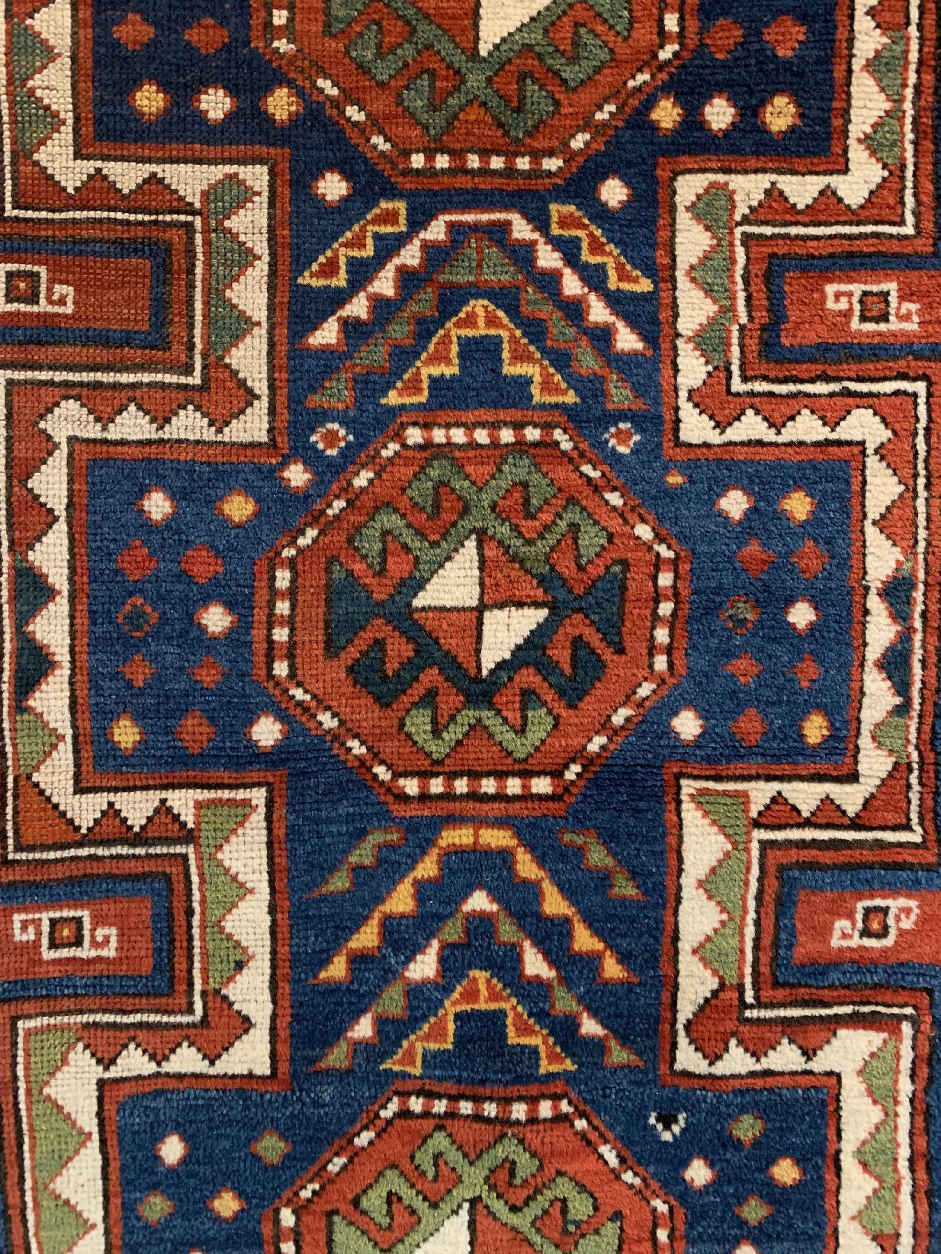 Detail b: Antiker Schildkazak, Kaukasus, um 1900, Wolle geknüpft auf Wolle, ca, 150 x 113 cm, EHZ: 2-3(guter Zustand).