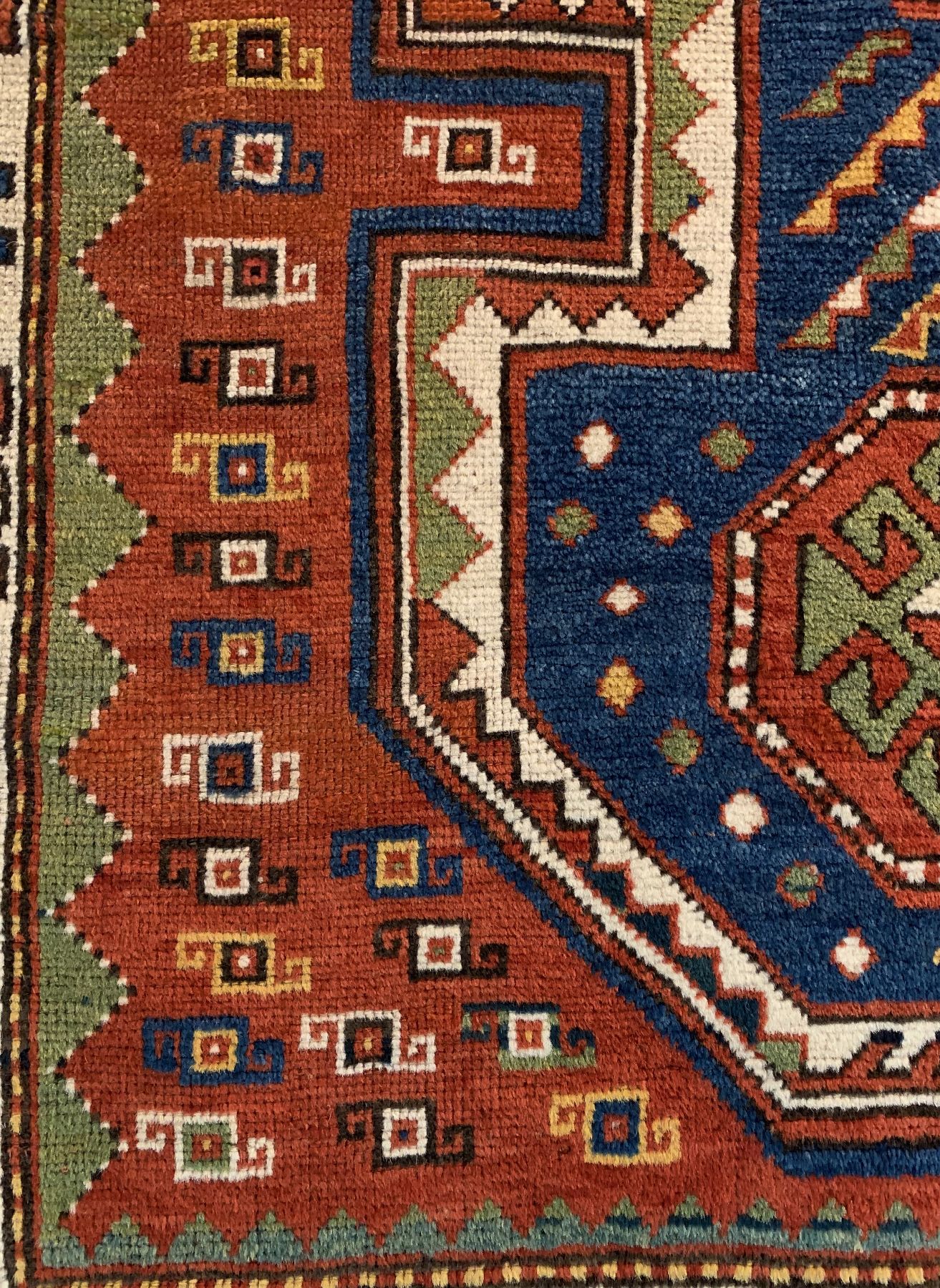Detail c: Antiker Schildkazak, Kaukasus, um 1900, Wolle geknüpft auf Wolle, ca, 150 x 113 cm, EHZ: 2-3(guter Zustand).