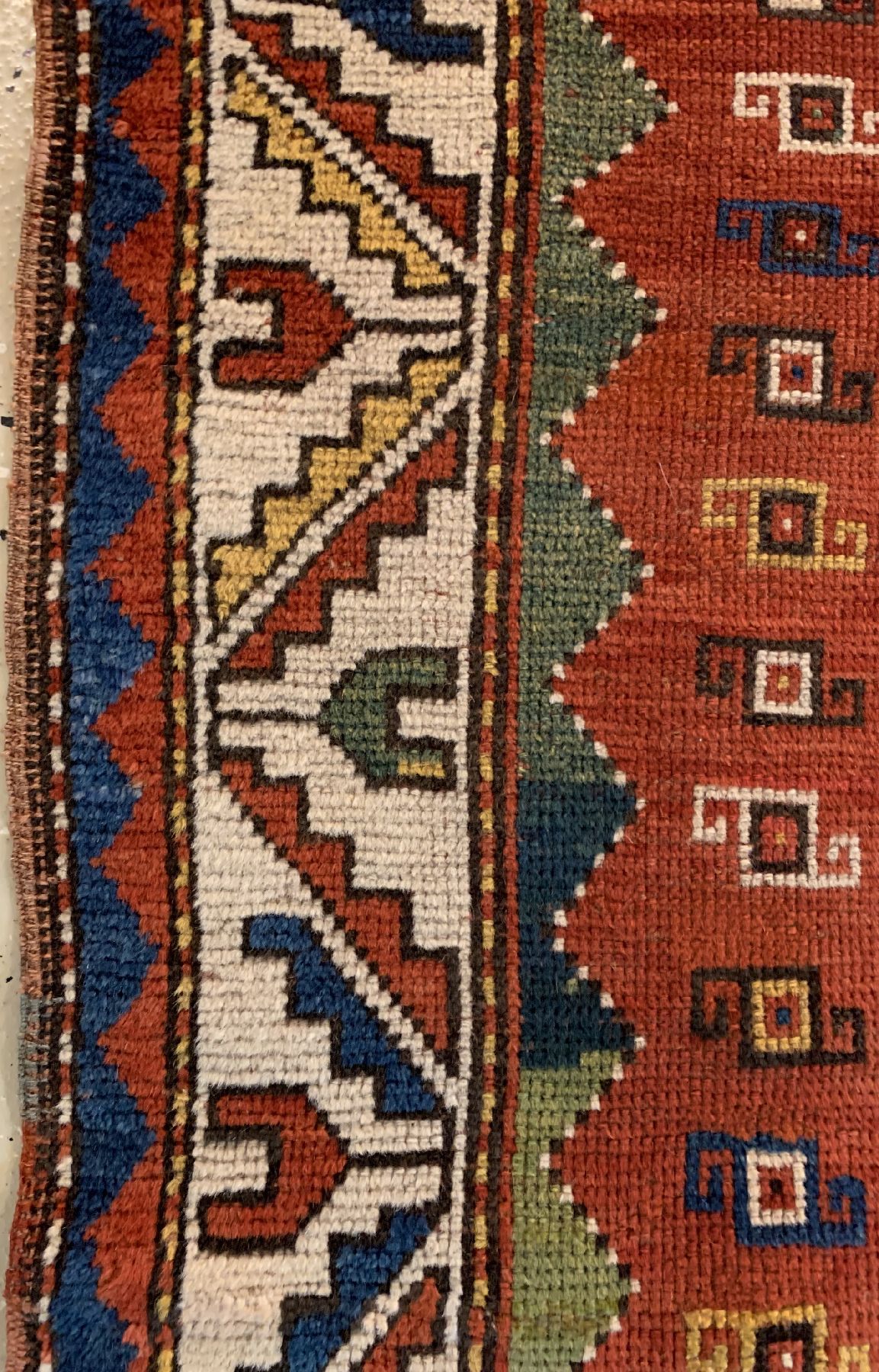 Detail d: Antiker Schildkazak, Kaukasus, um 1900, Wolle geknüpft auf Wolle, ca, 150 x 113 cm, EHZ: 2-3(guter Zustand).