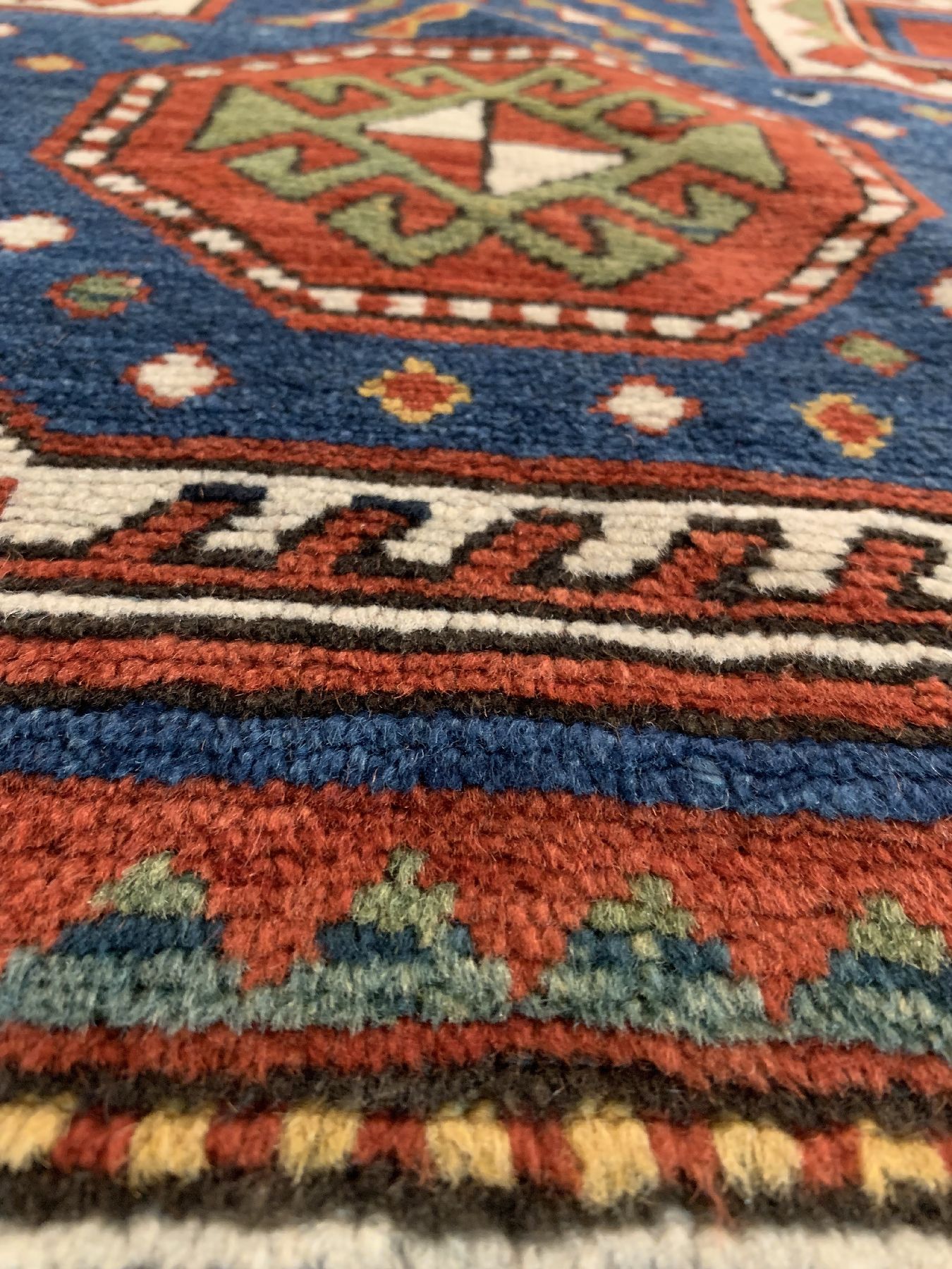 Detail e: Antiker Schildkazak, Kaukasus, um 1900, Wolle geknüpft auf Wolle, ca, 150 x 113 cm, EHZ: 2-3(guter Zustand).