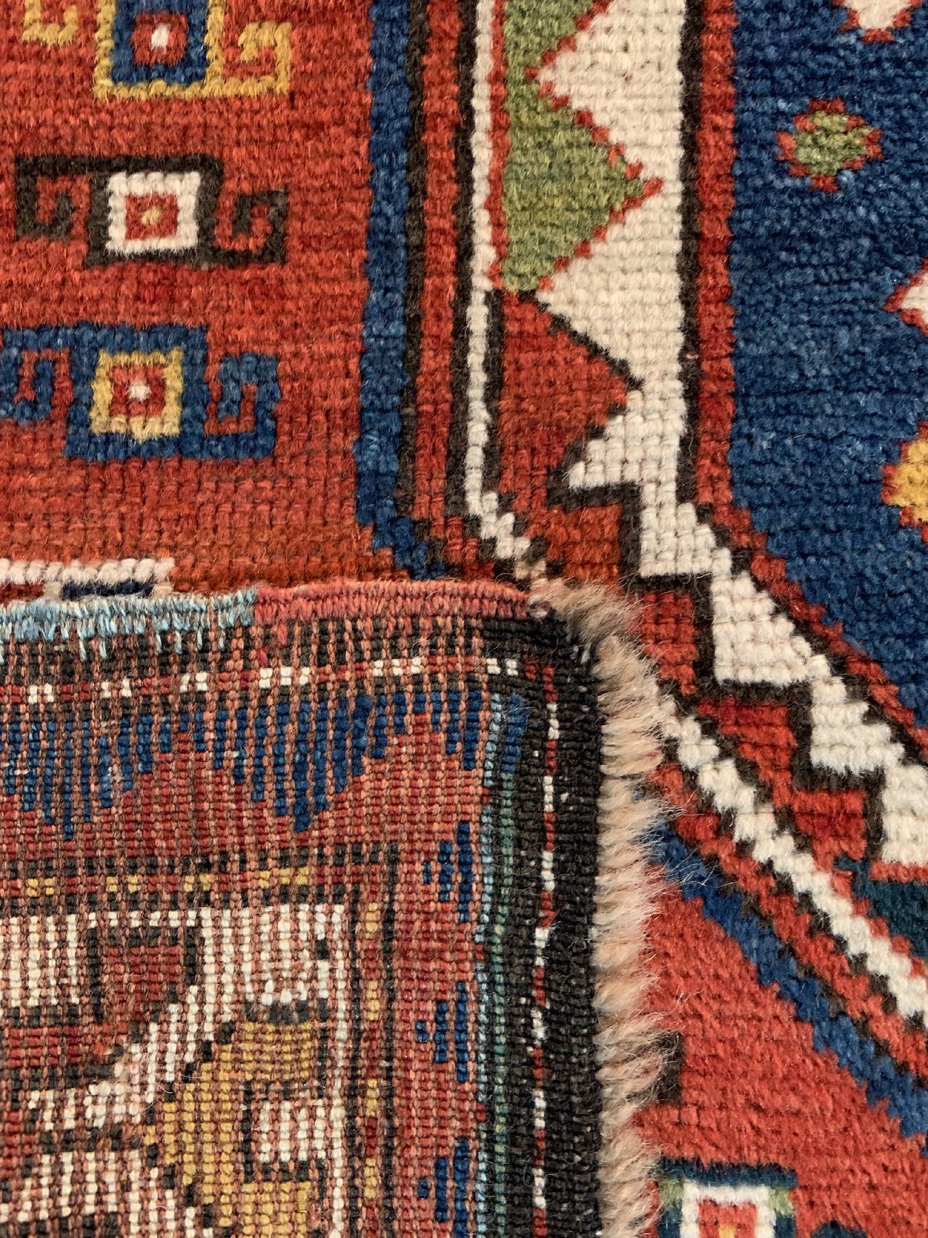 Detail f: Antiker Schildkazak, Kaukasus, um 1900, Wolle geknüpft auf Wolle, ca, 150 x 113 cm, EHZ: 2-3(guter Zustand).