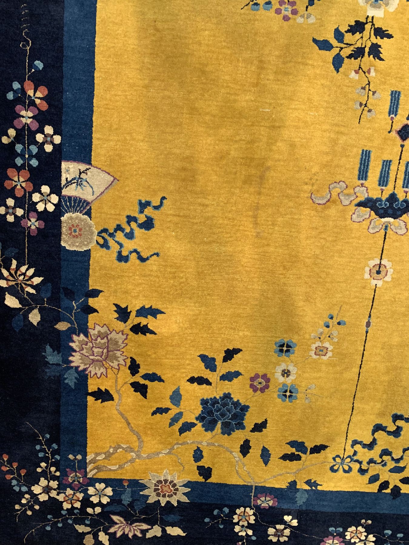 Detail e: Seltener gelbgrundiger antiker Peking, China, um 1900, Korkwolle geknüpft auf Baumwolle, ca.523 x 339 cm, EHZ:2-3