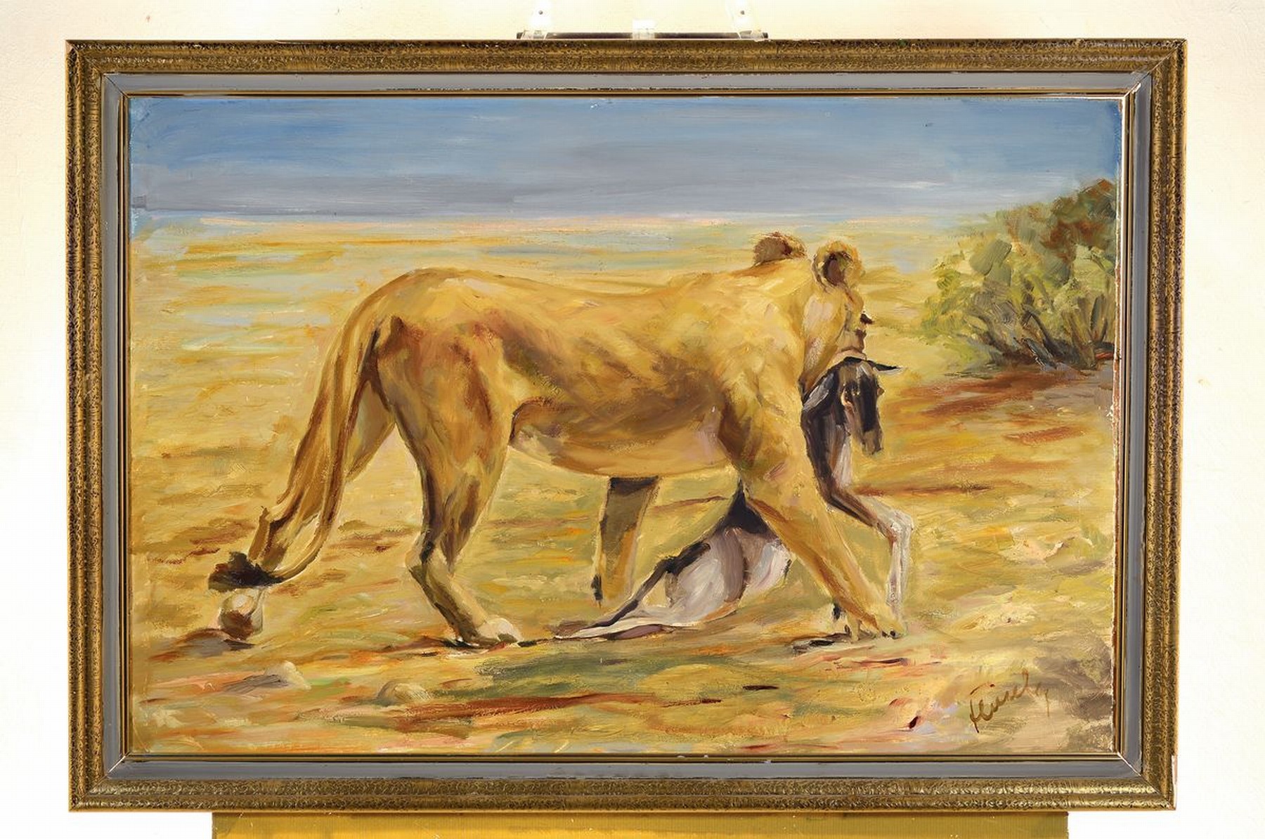 Detail k: Josef Fleischer, 1902 Gleiwitz-1985 Landau/Pfalz, Löwin beim Wegschleppen ihrer Beute, Öl/Hartfaser, signiert, ca. 60x90cm, R.ca. 68x98cm