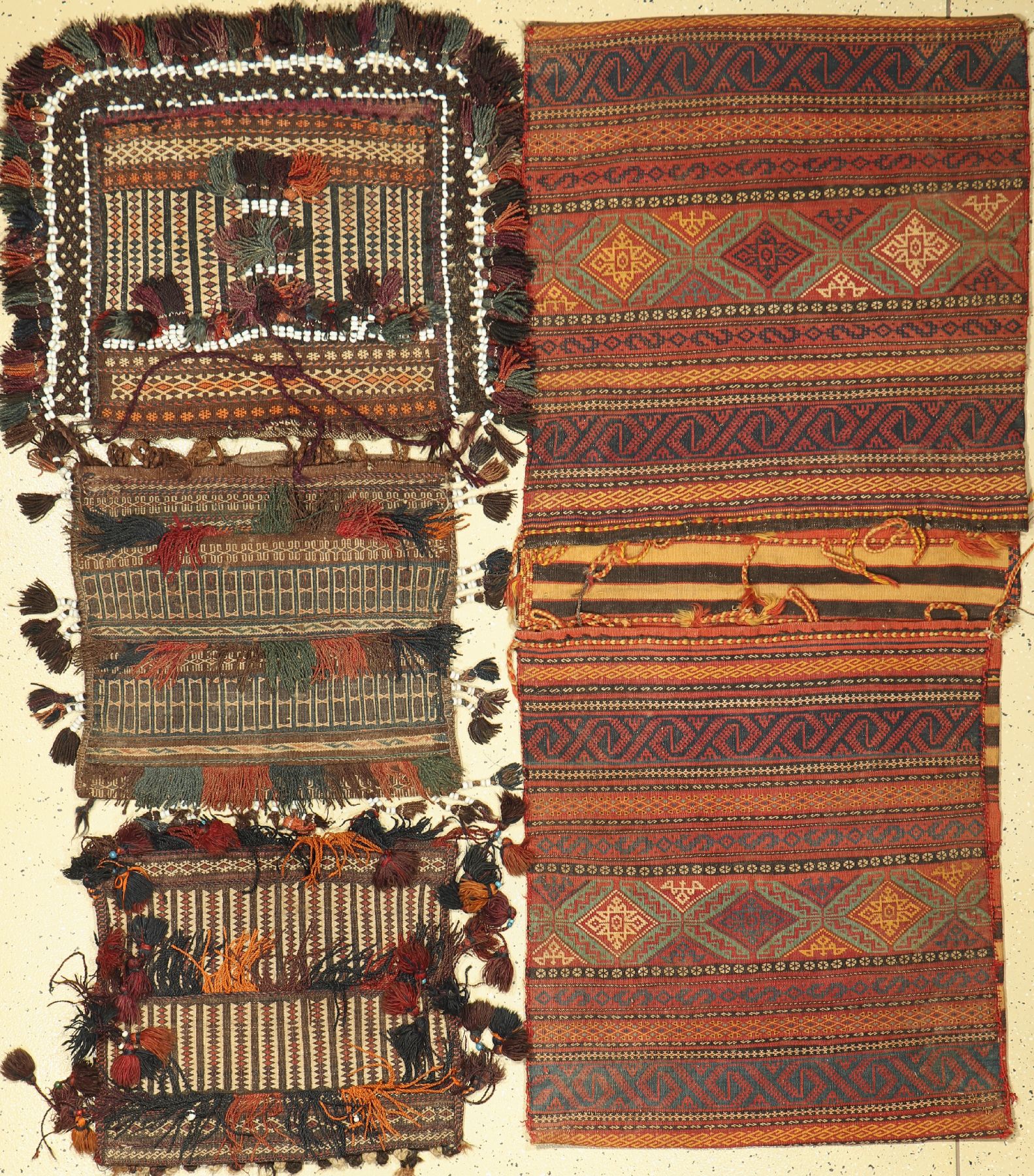 Konvolut aus 4 Taschen, Persien, um 1920/1940, Wolle auf Wolle, Doppeltasche ca, 180 x 77 cm,Belutsch Taschen ca, 80 x 60 cm EHZ: 2-3