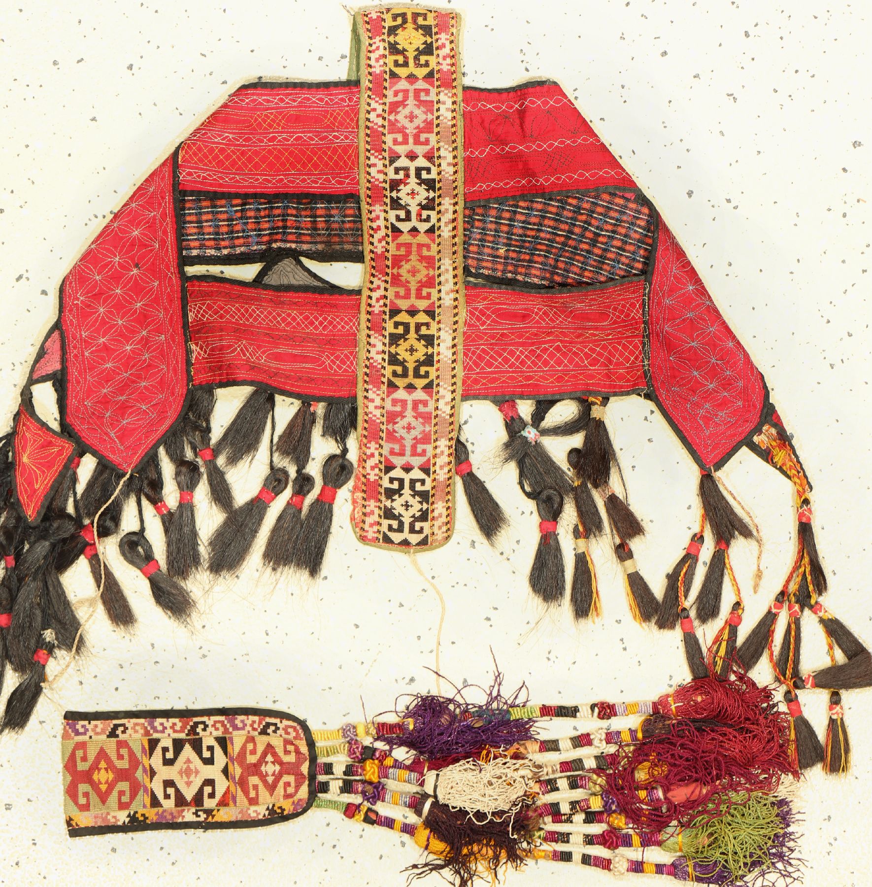 2 Pferdeschmuck, Uzbekistan, um 1930/1940, Baumwolle und Seidenstikerei, EHZ: 2