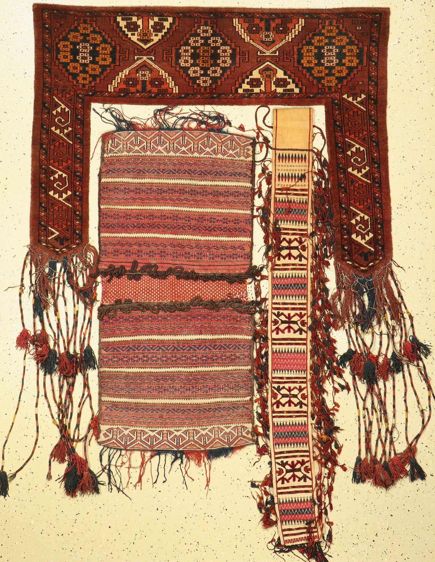 Konvolut aus Doppeltasche, Zeltband und Kapunuk, Turkmenistan, um 1930/1940, Wolle aufWolle, Kapunuk ca, 117 x 84 cm, Zeltband ca, 228 x 13 cm, ...