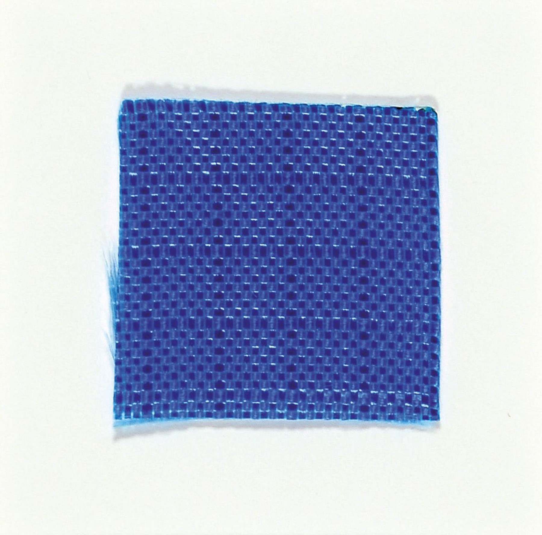 Christo, 1935-2020, Lot aus zwei Teilen: a. Multiple "The Umbrellas", R: 26,3x32,3 cm, b. kleines originales Stoffstück aus diesem ...
