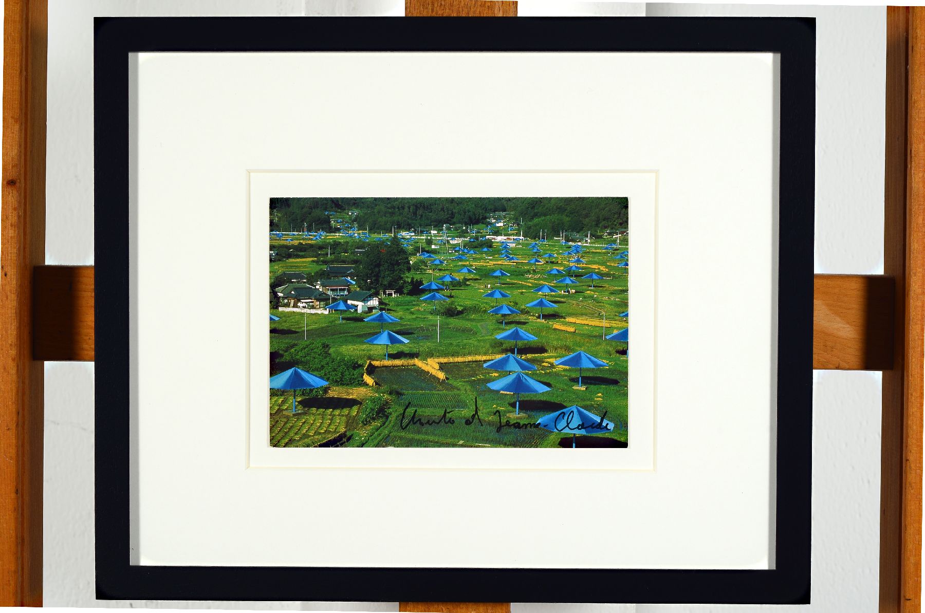 Detail b: Christo, 1935-2020, Lot aus zwei Teilen: a. Multiple "The Umbrellas", R: 26,3x32,3 cm, b. kleines originales Stoffstück aus diesem ...
