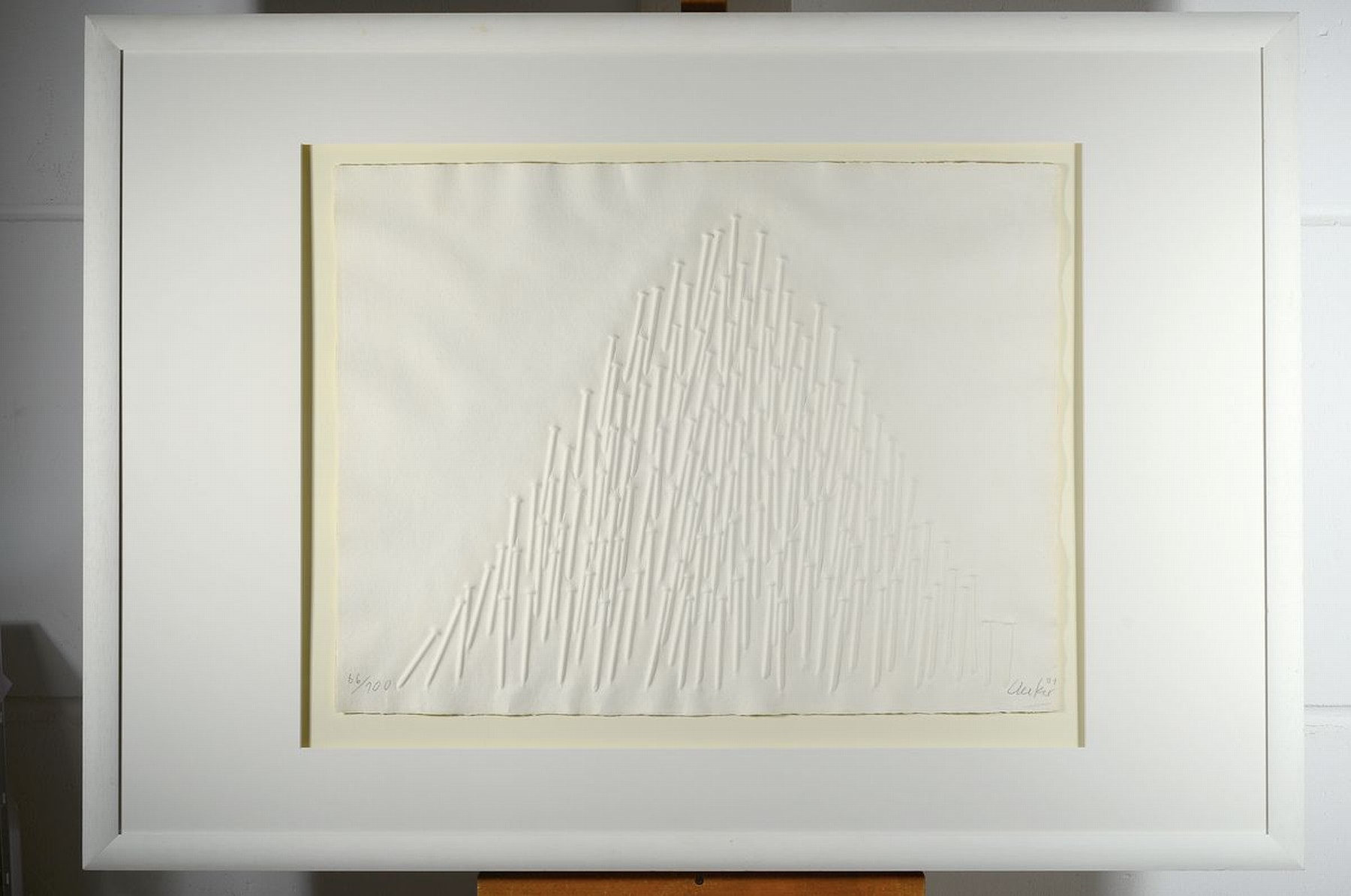 Detail k: Günther Uecker, geb. 1930, Prägedruck auf dickem, handgeschöpftem Büttenpapier, extrem seltenes Blatt, unten rechts handsigniert, dat. (20)01, ...